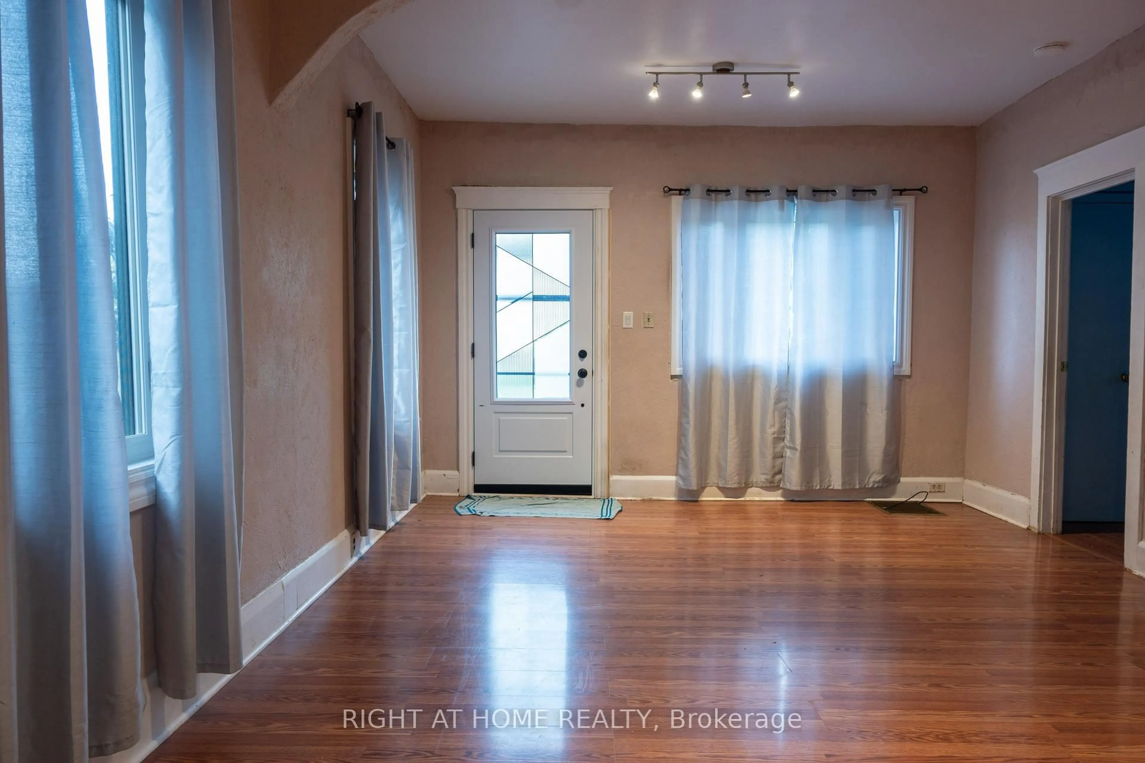 Indoor entryway for 22 Westmount St, Oshawa Ontario L1J 4W9