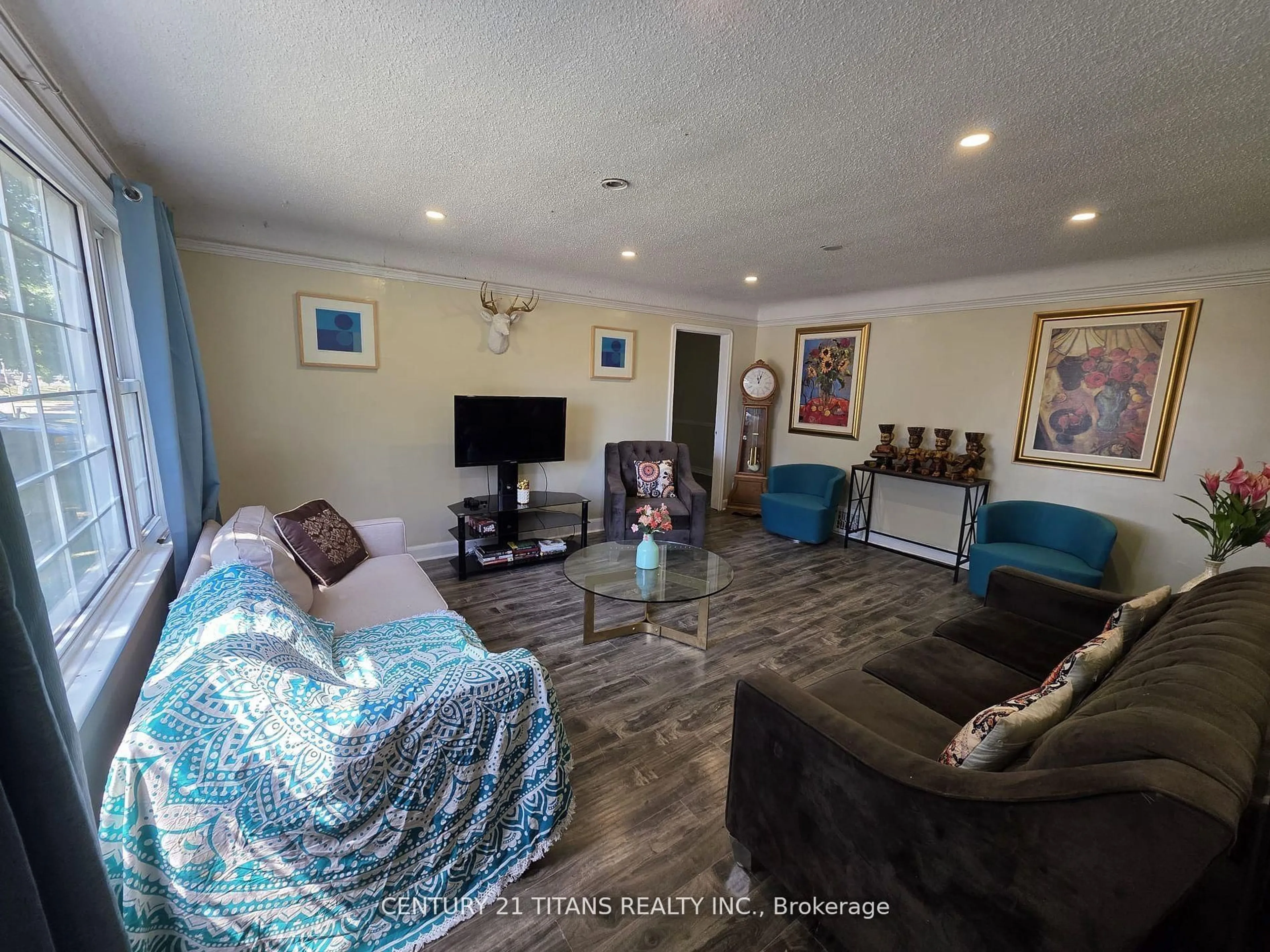 Living room with furniture, unknown for 1604 Highway No. 2 Rd, Clarington Ontario L1E 2R7