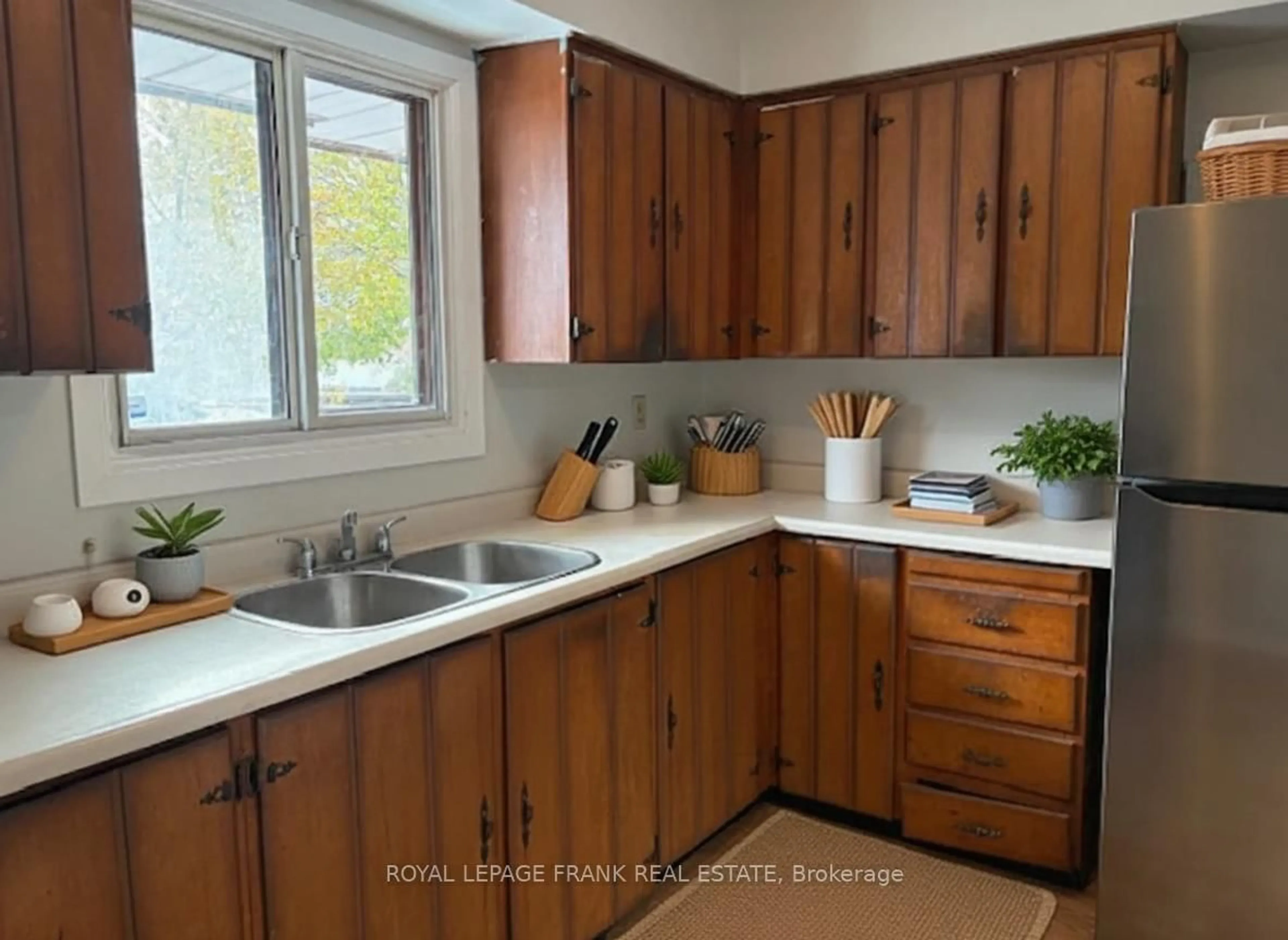 Standard kitchen, wood/laminate floor for 1100 Oxford St #35, Oshawa Ontario L1J 6G4