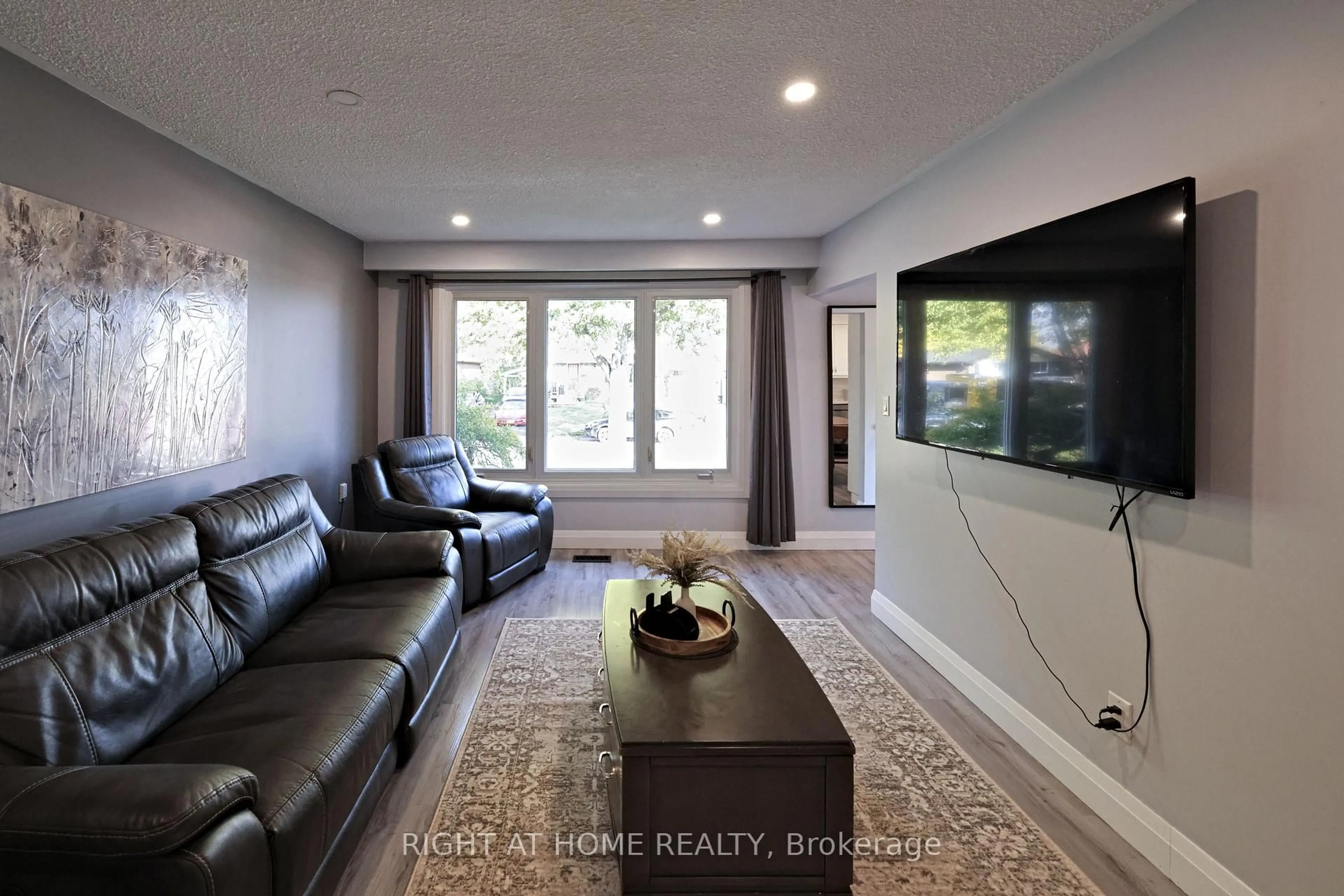 Unknown for 72 Claymore Cres, Oshawa Ontario L1G 6G2