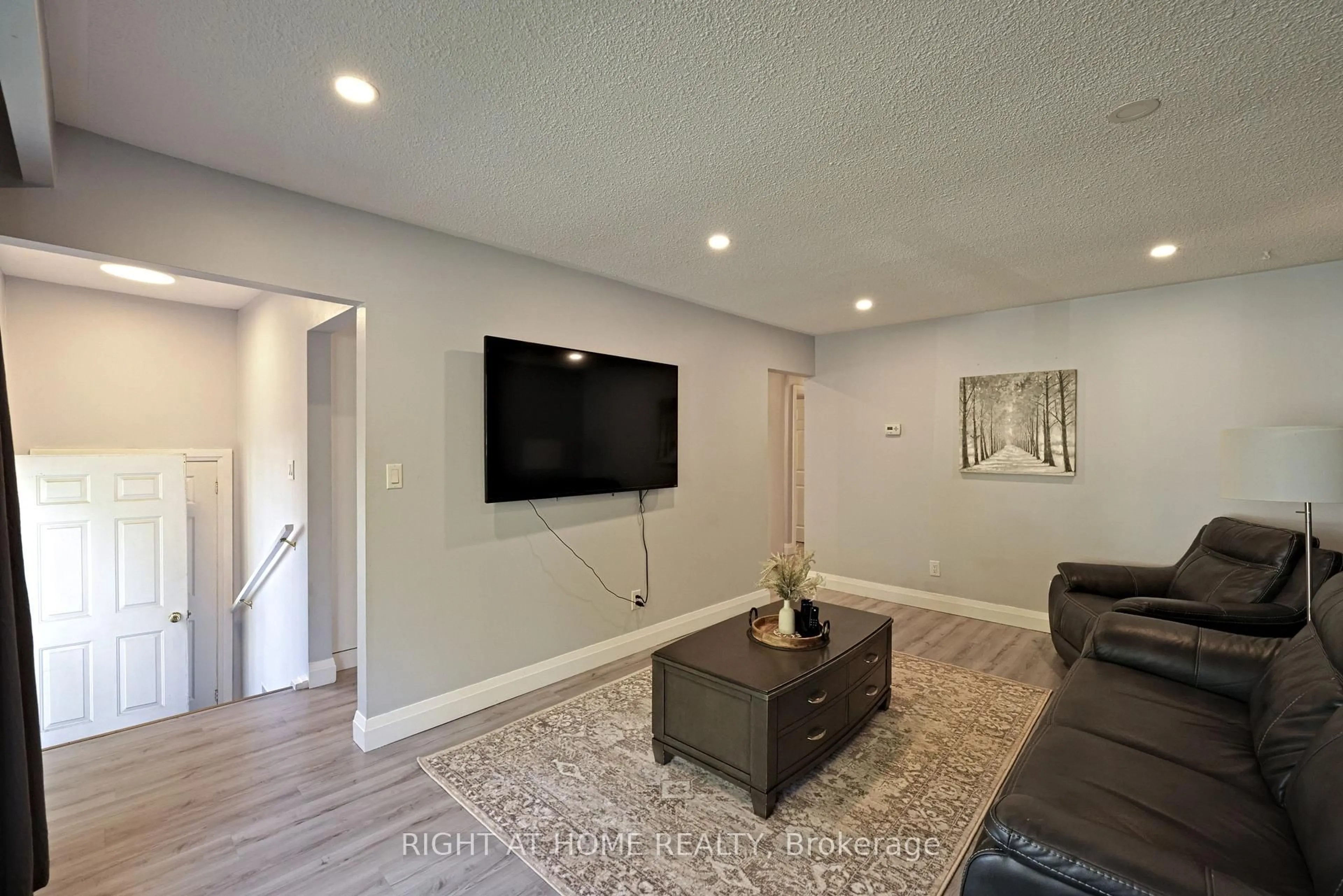 Unknown for 72 Claymore Cres, Oshawa Ontario L1G 6G2