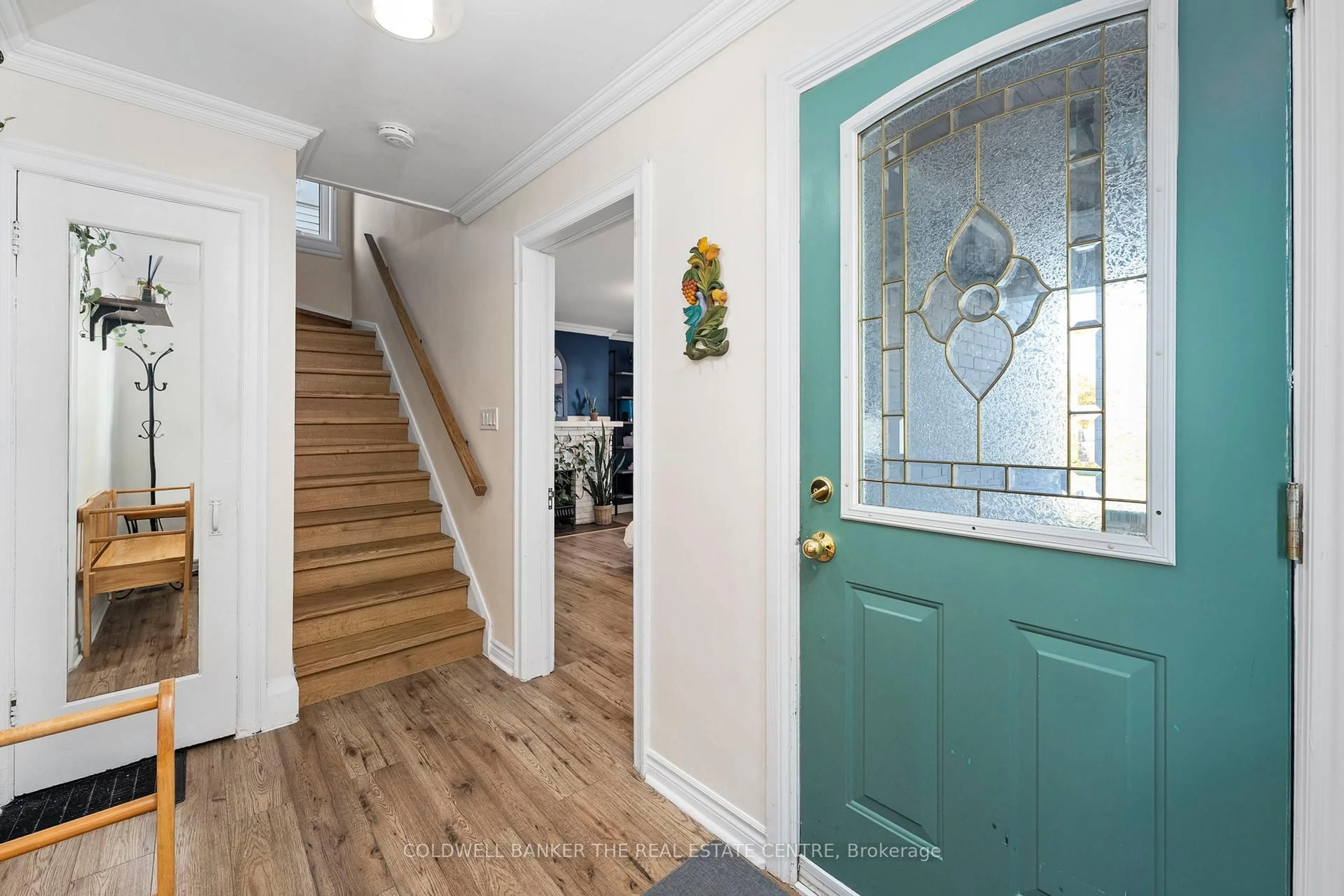 Indoor entryway for 105 Hillcroft St, Oshawa Ontario L1G 2L3