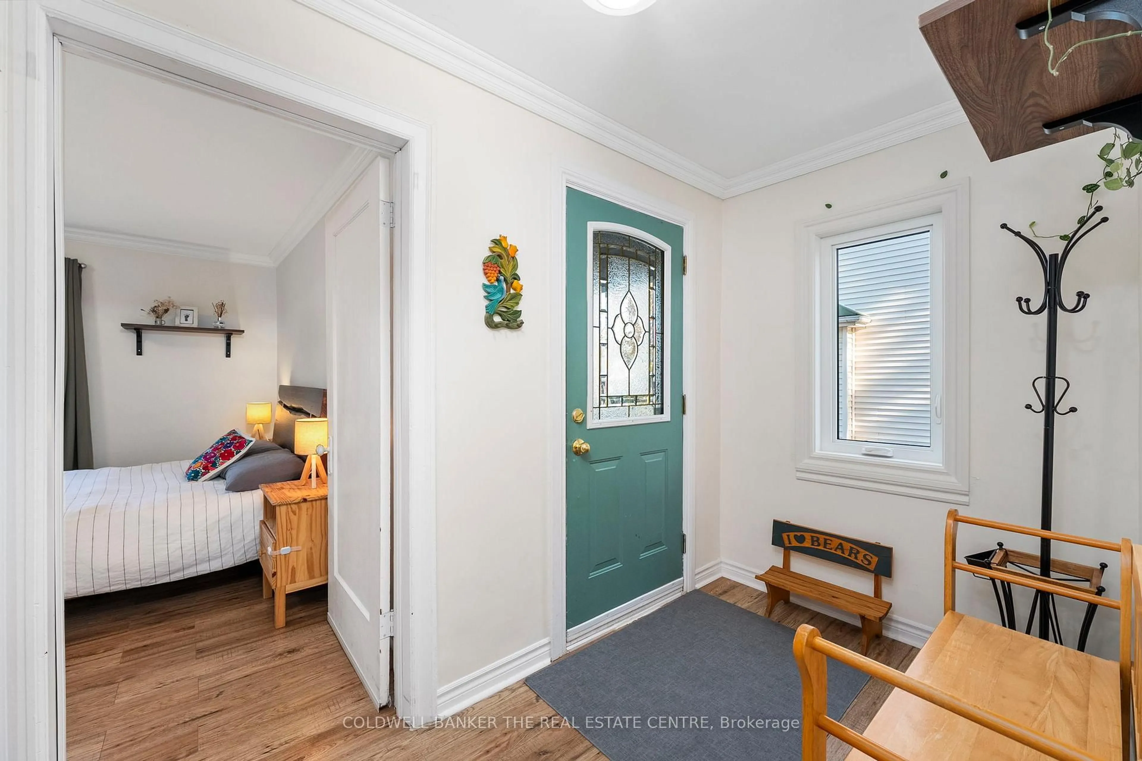 Indoor entryway for 105 Hillcroft St, Oshawa Ontario L1G 2L3