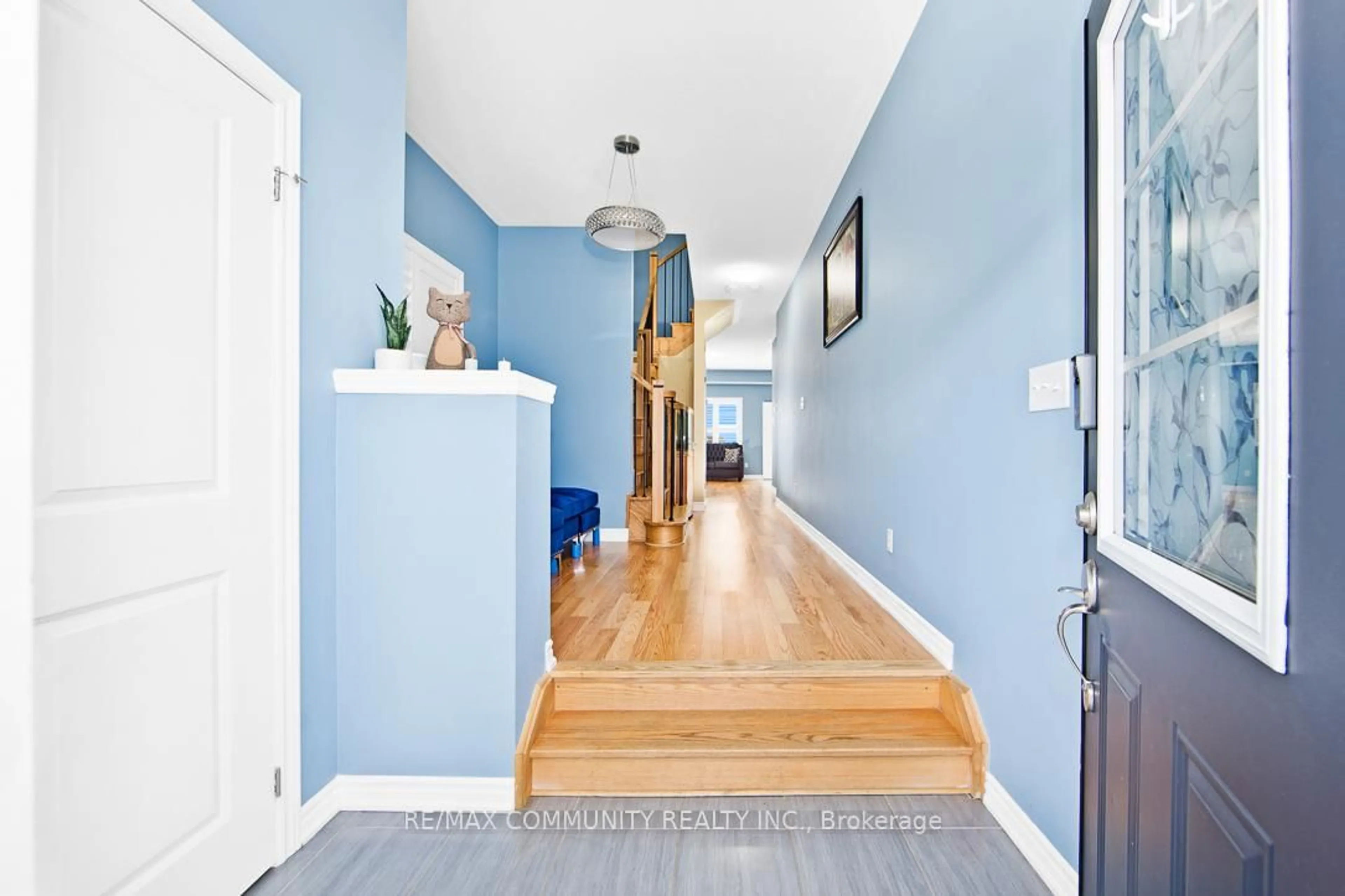 Indoor entryway for 1073 Skyridge Blvd, Pickering Ontario L1X 0M8