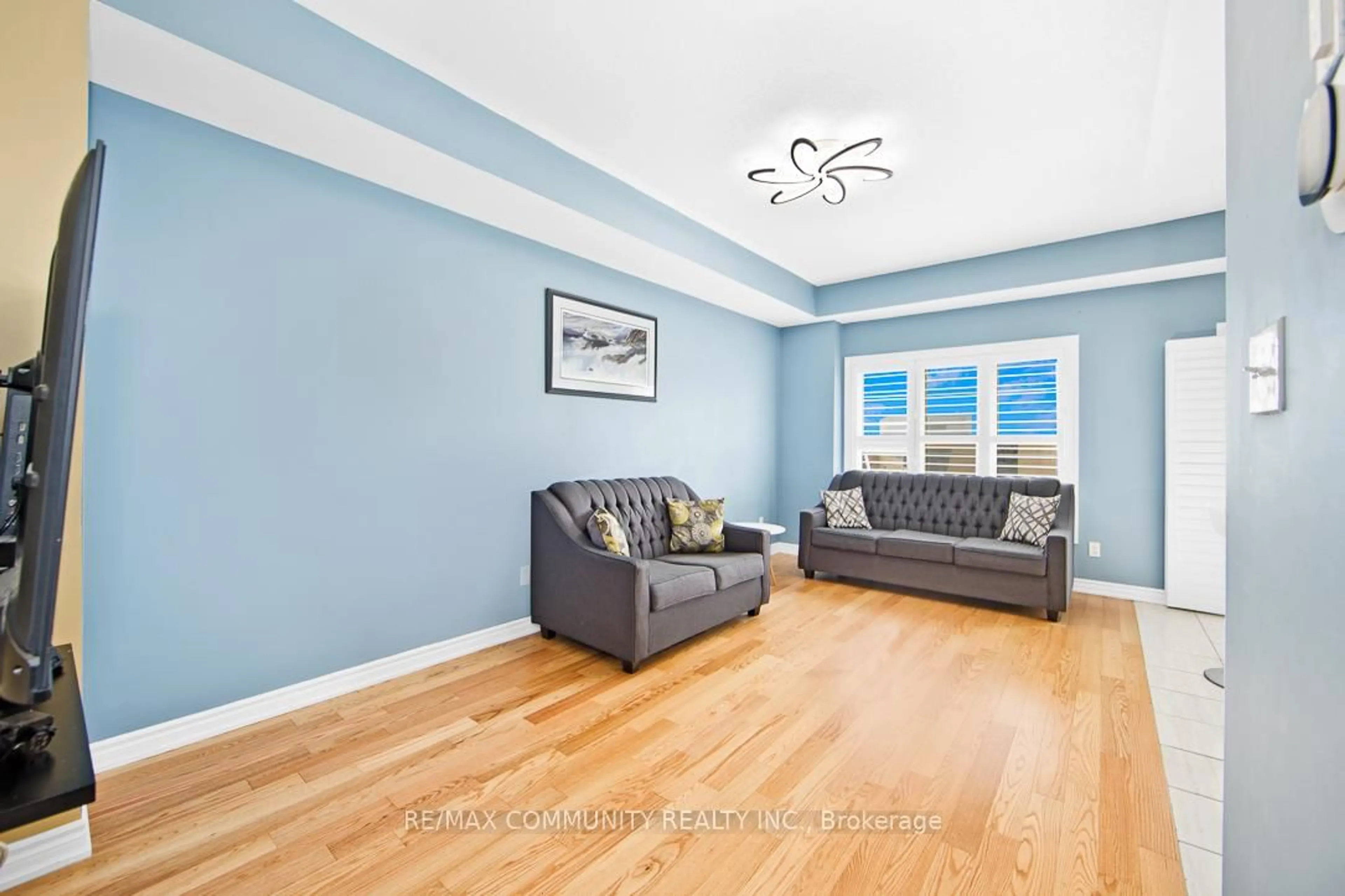 Living room with furniture, unknown for 1073 Skyridge Blvd, Pickering Ontario L1X 0M8