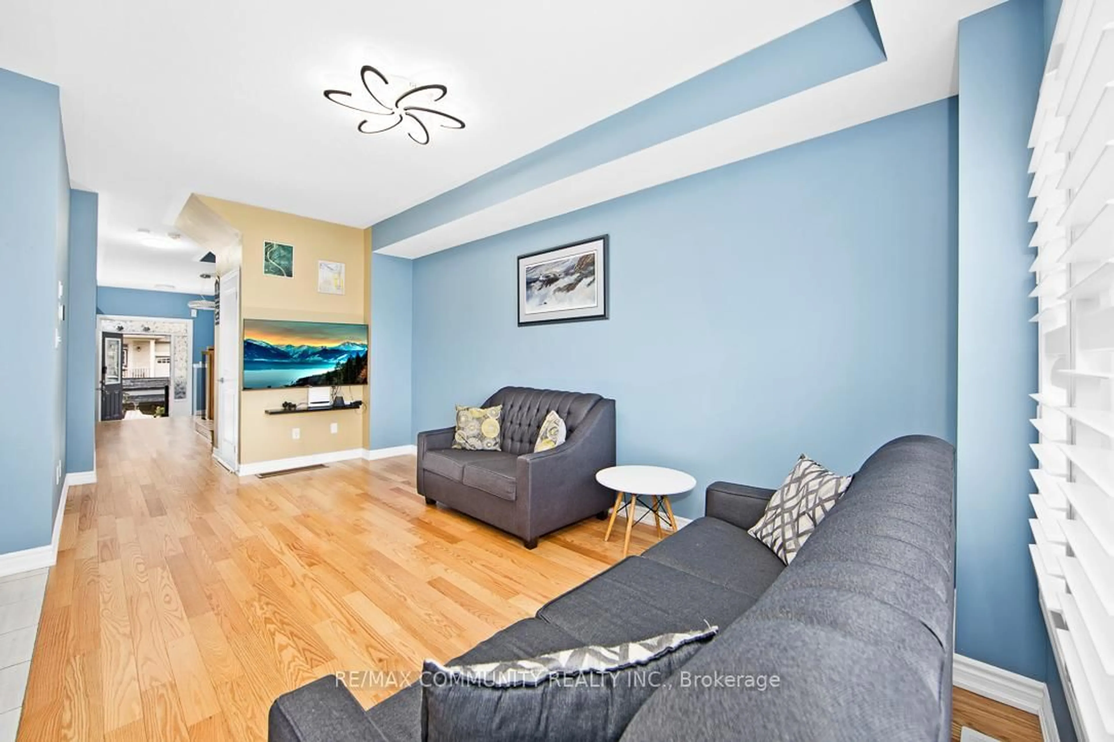 Living room with furniture, unknown for 1073 Skyridge Blvd, Pickering Ontario L1X 0M8