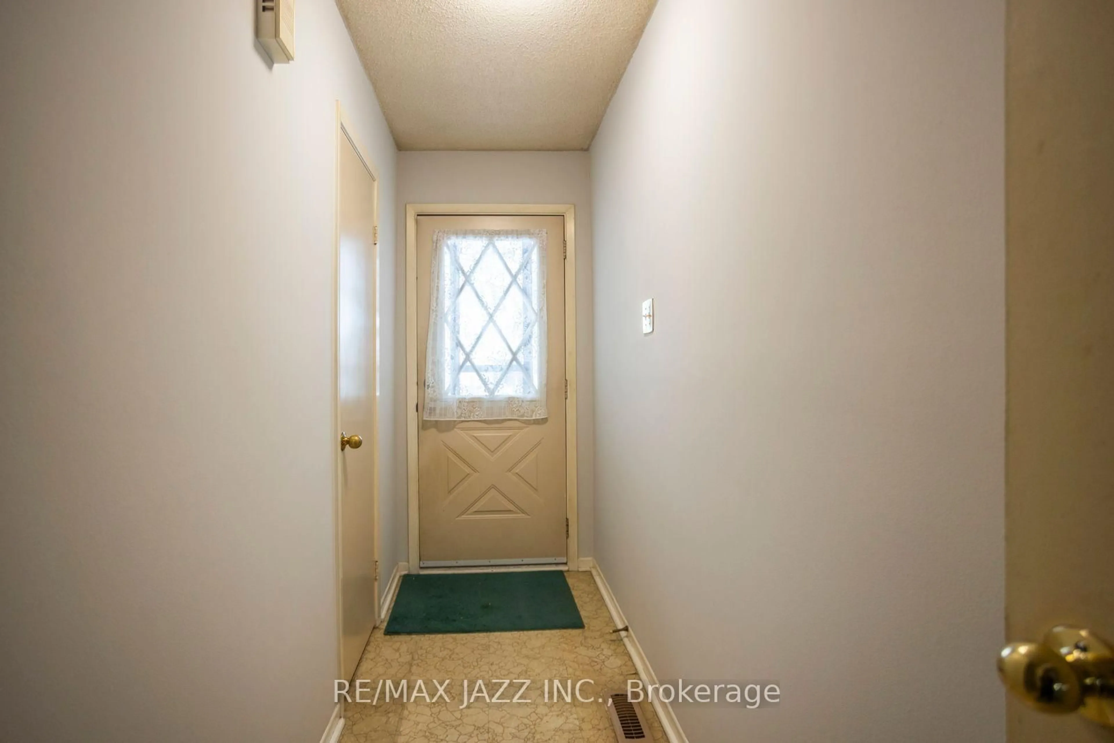 Indoor entryway for 77 Caronia Sq, Toronto Ontario M1B 2Z9