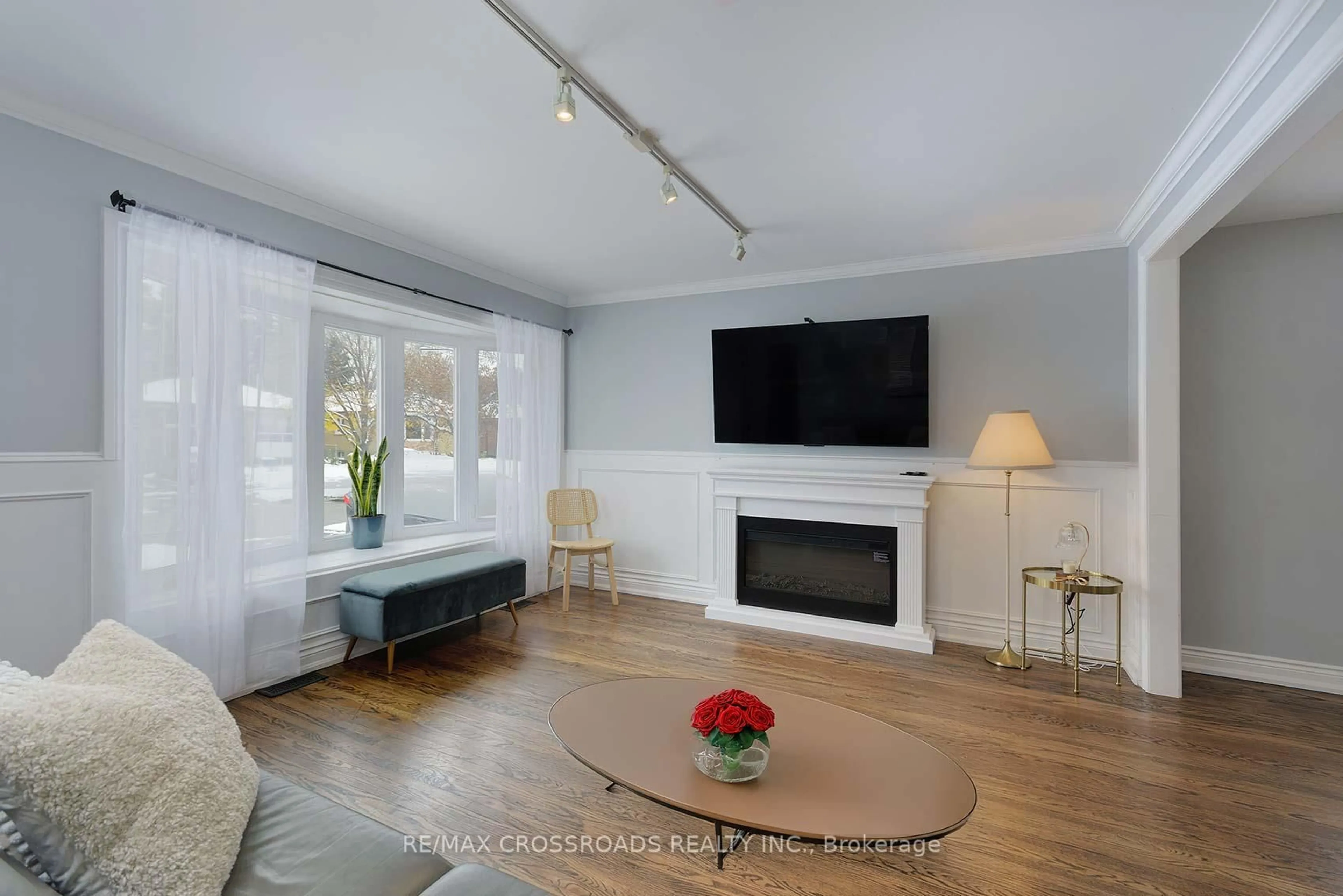 Living room with furniture, wood/laminate floor for 40 Stansbury Cres, Toronto Ontario M1K 4R6