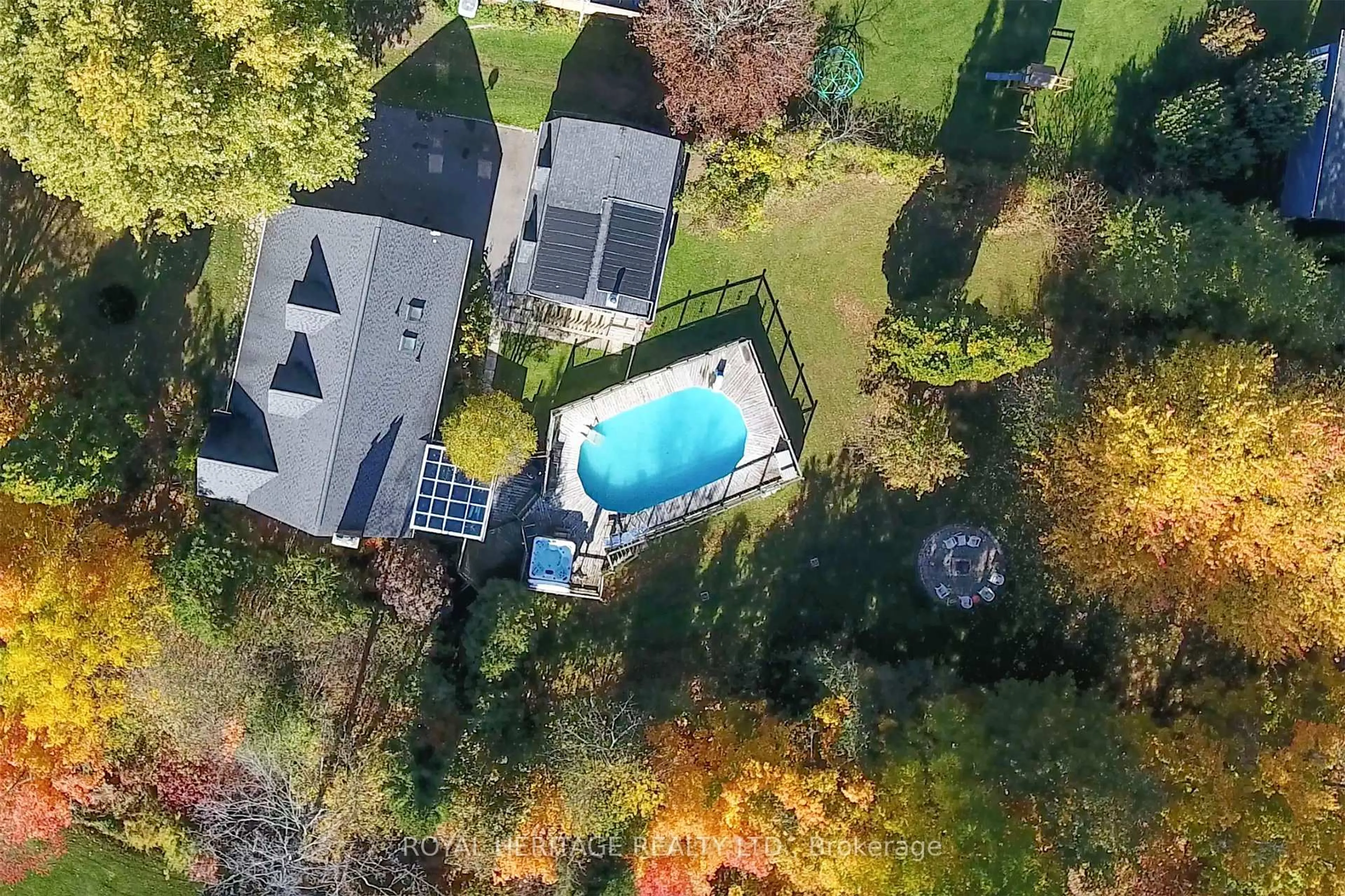 A pic from outside/outdoor area/front of a property/back of a property/a pic from drone, water/lake/river/ocean view for 31 Ambleside Dr, Scugog Ontario L9L 1B4