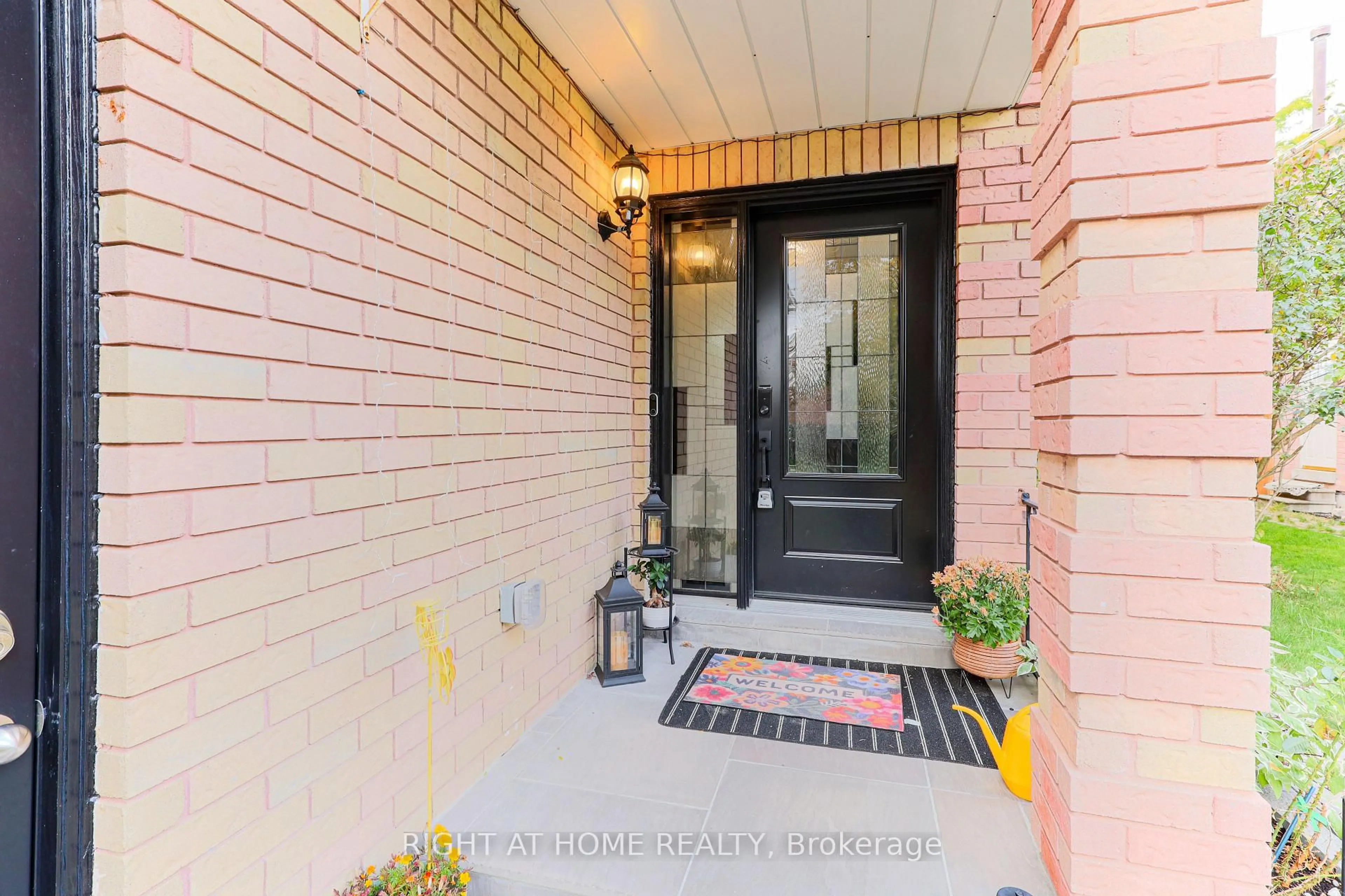 Indoor entryway for 80 Deverell St, Whitby Ontario L1R 1V9
