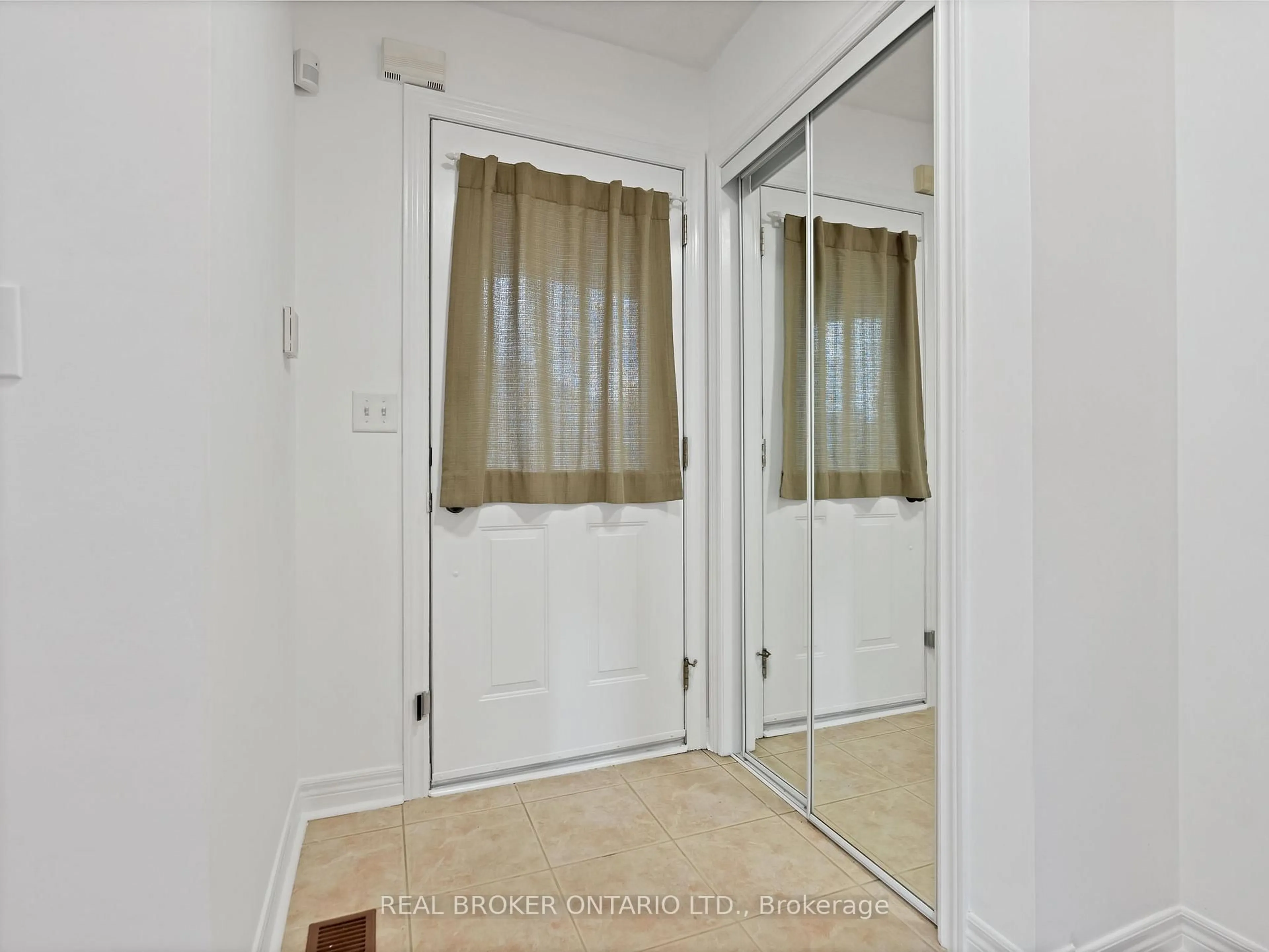 Indoor entryway for 462 Staines Rd, Toronto Ontario M1X 2B9