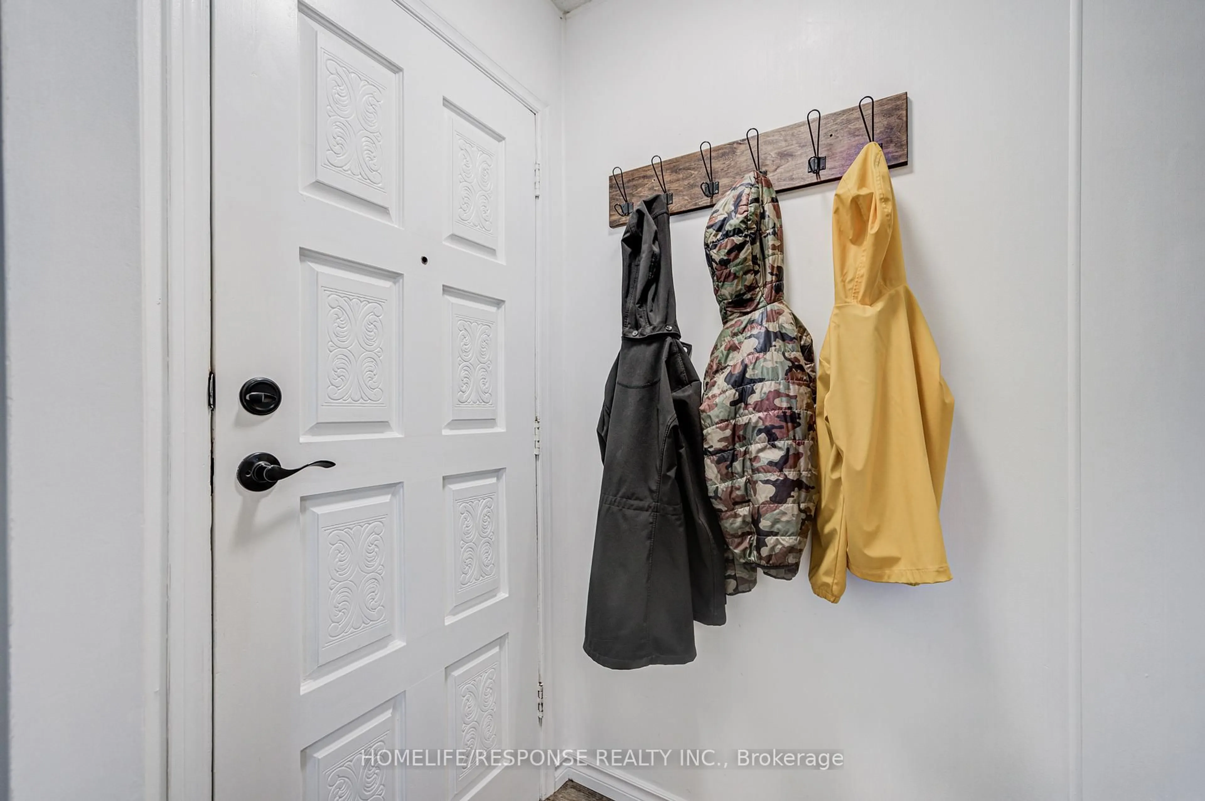 Indoor entryway for 278 Drew St, Oshawa Ontario L1H 5A7