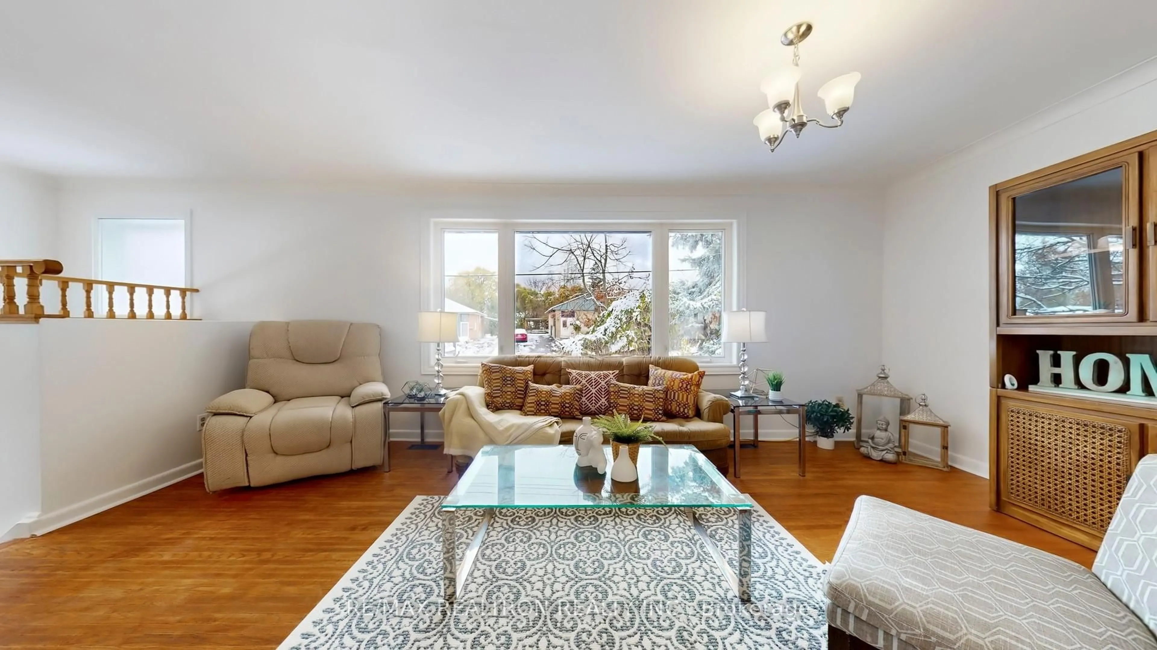 Living room with furniture, wood/laminate floor for 69 Mossbank Dr, Toronto Ontario M1G 2C4