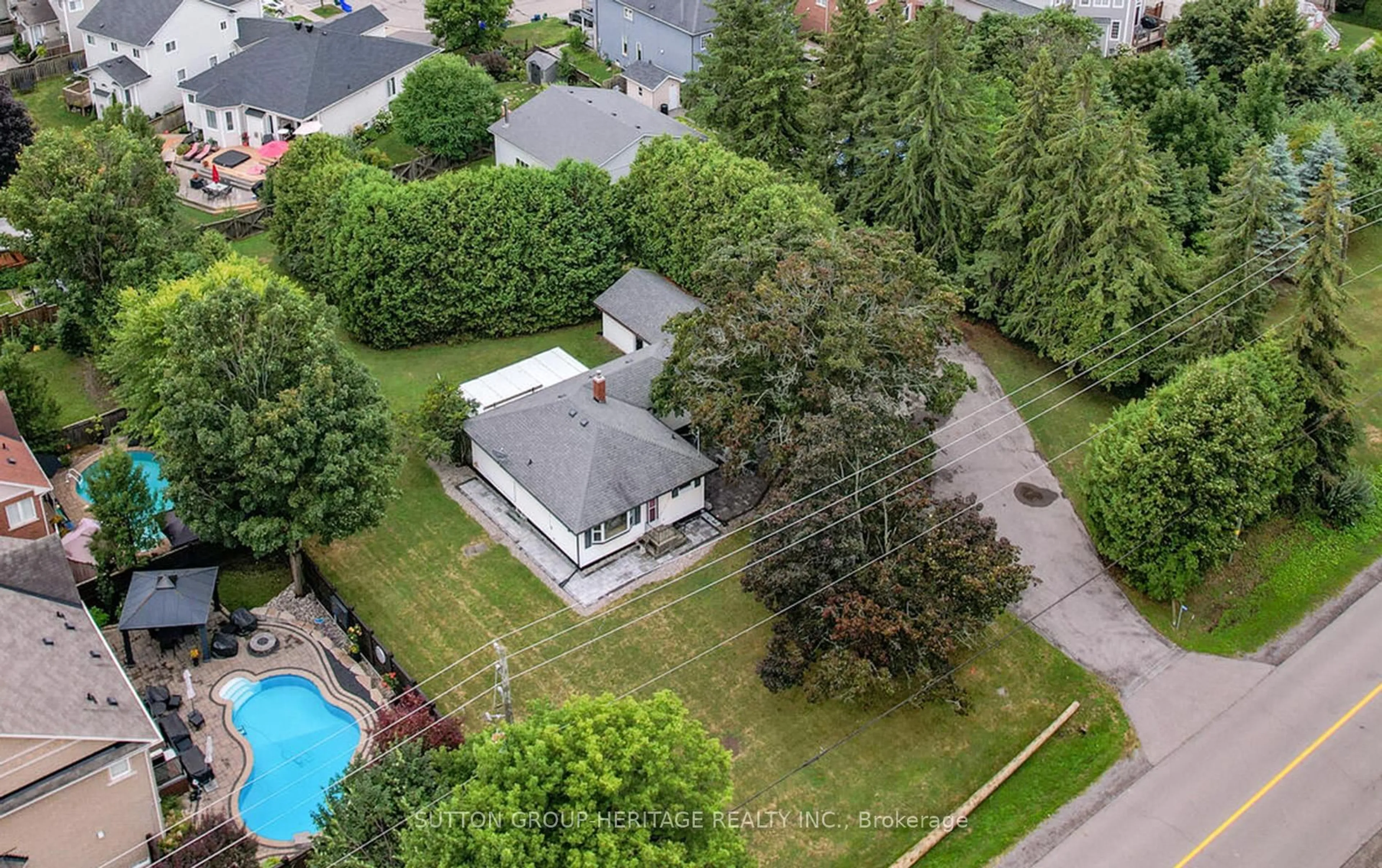 A pic from outside/outdoor area/front of a property/back of a property/a pic from drone, street for 405 Columbus Rd, Whitby Ontario L1M 1L3