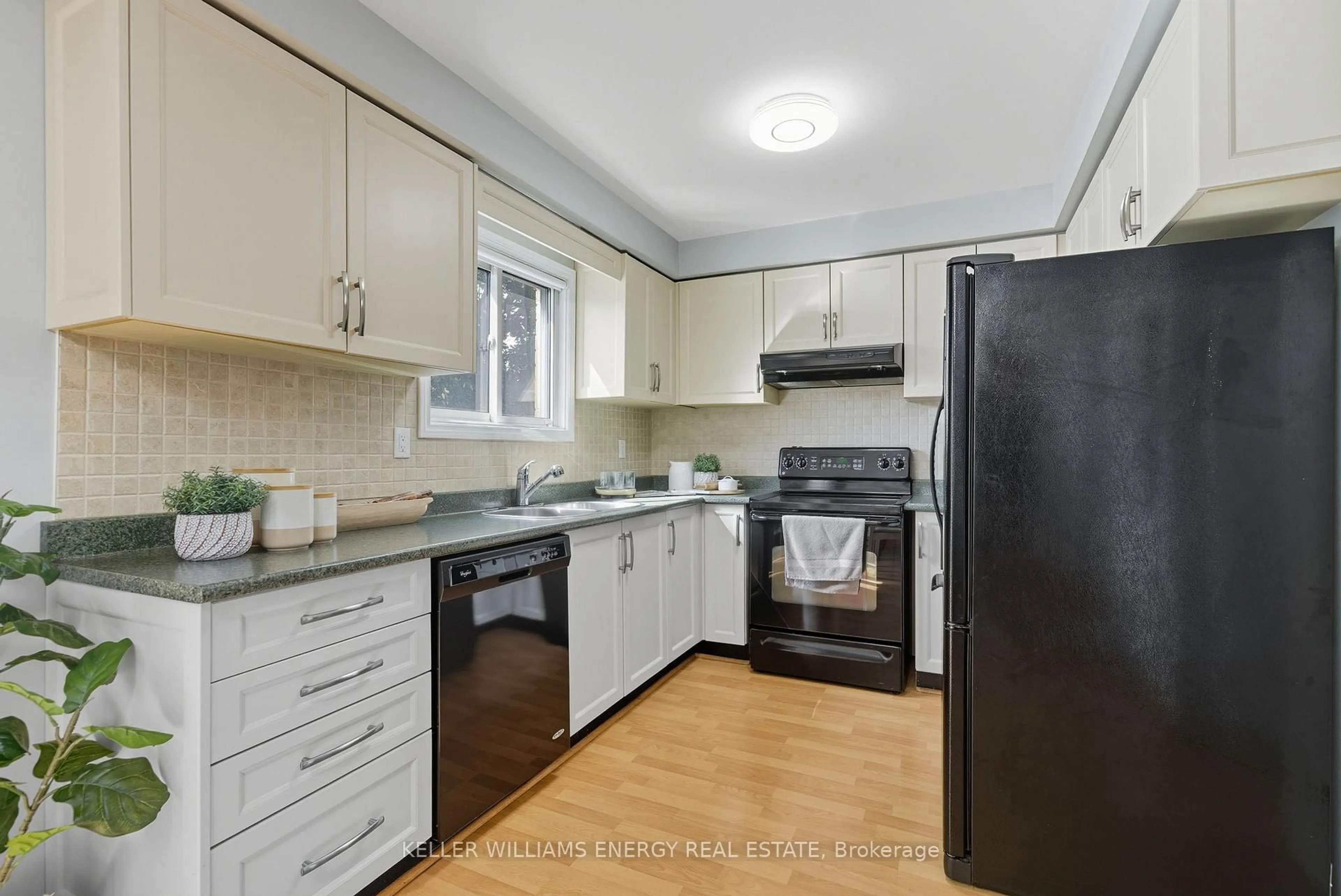 Standard kitchen, unknown for 8 Inglis Ave, Clarington Ontario L1E 2A8