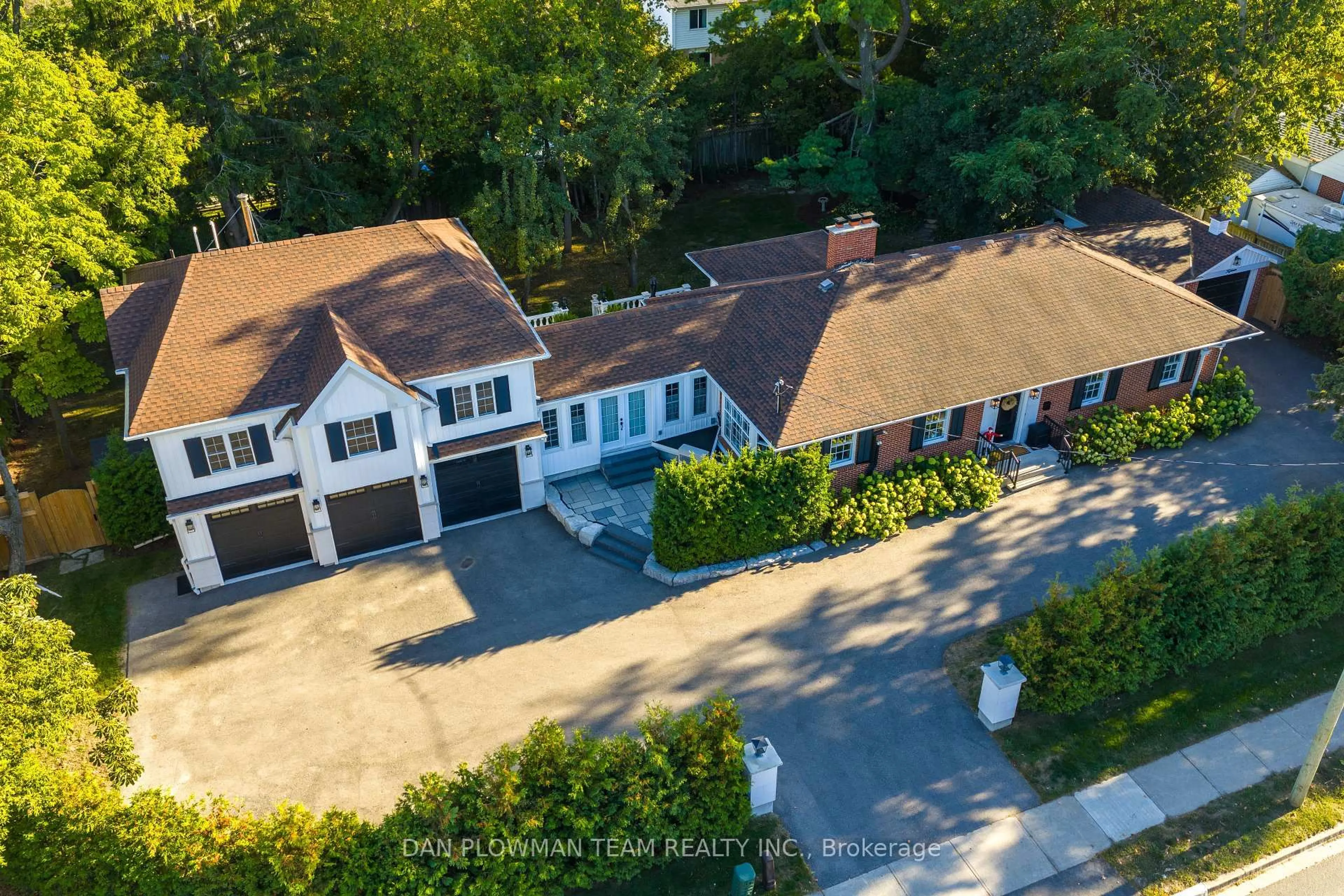 A pic from outside/outdoor area/front of a property/back of a property/a pic from drone, street for 15 Concession St, Clarington Ontario L1C 1Y2