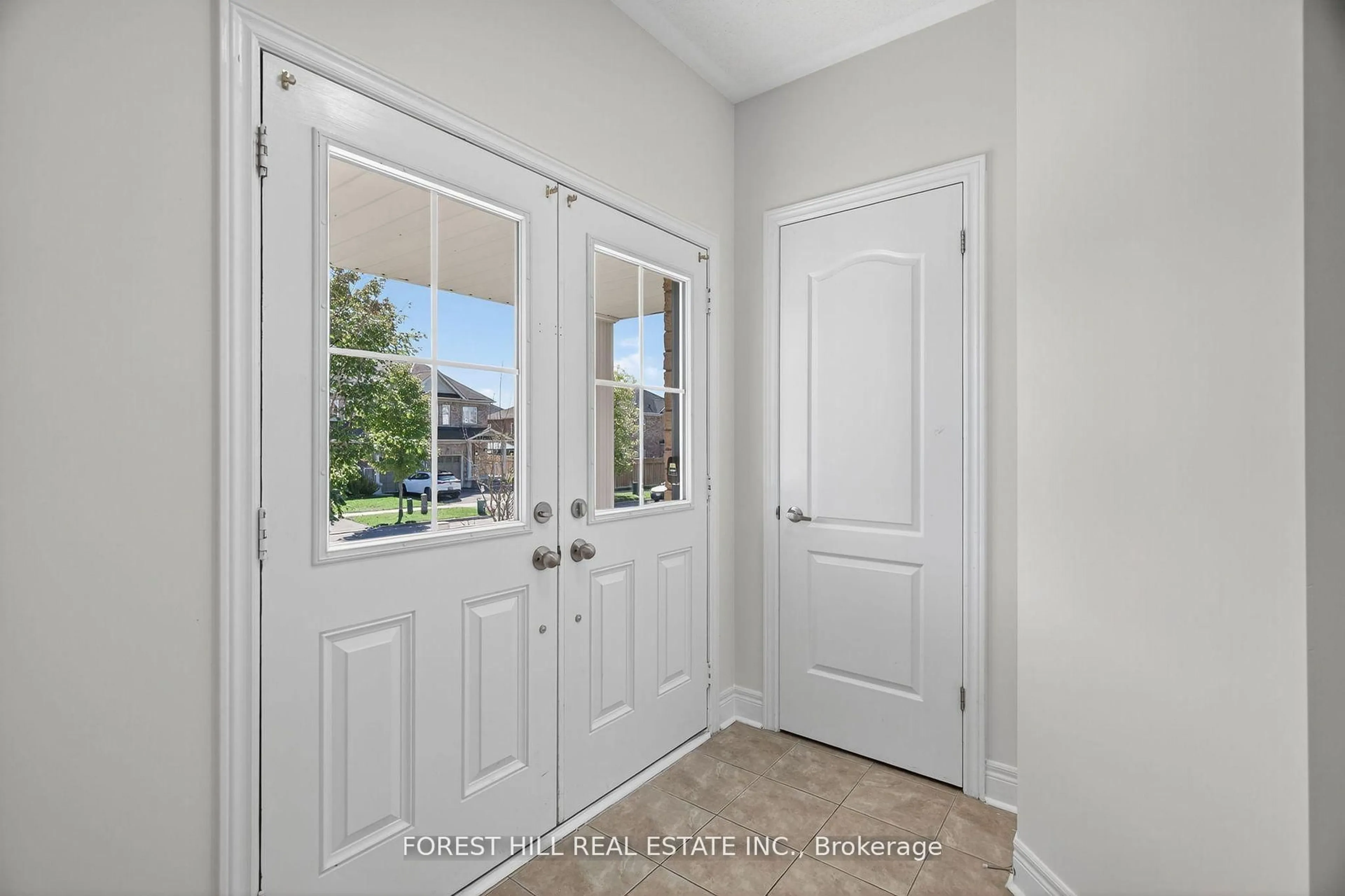 Indoor entryway for 14 Dewell Cres, Clarington Ontario L1E 0B7