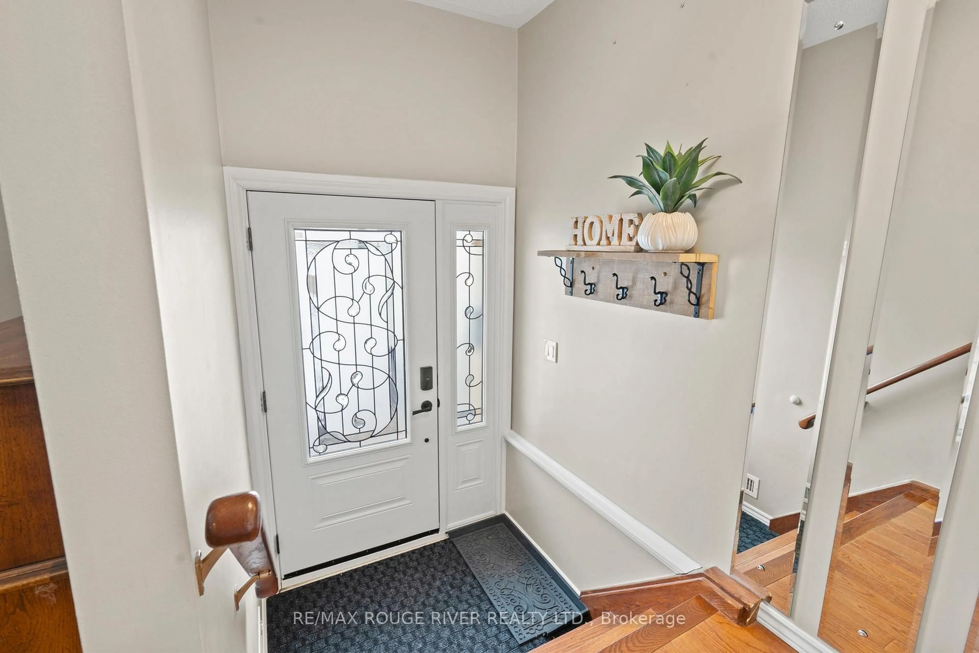 Indoor entryway for 628 Beechwood St, Oshawa Ontario L1G 2R9
