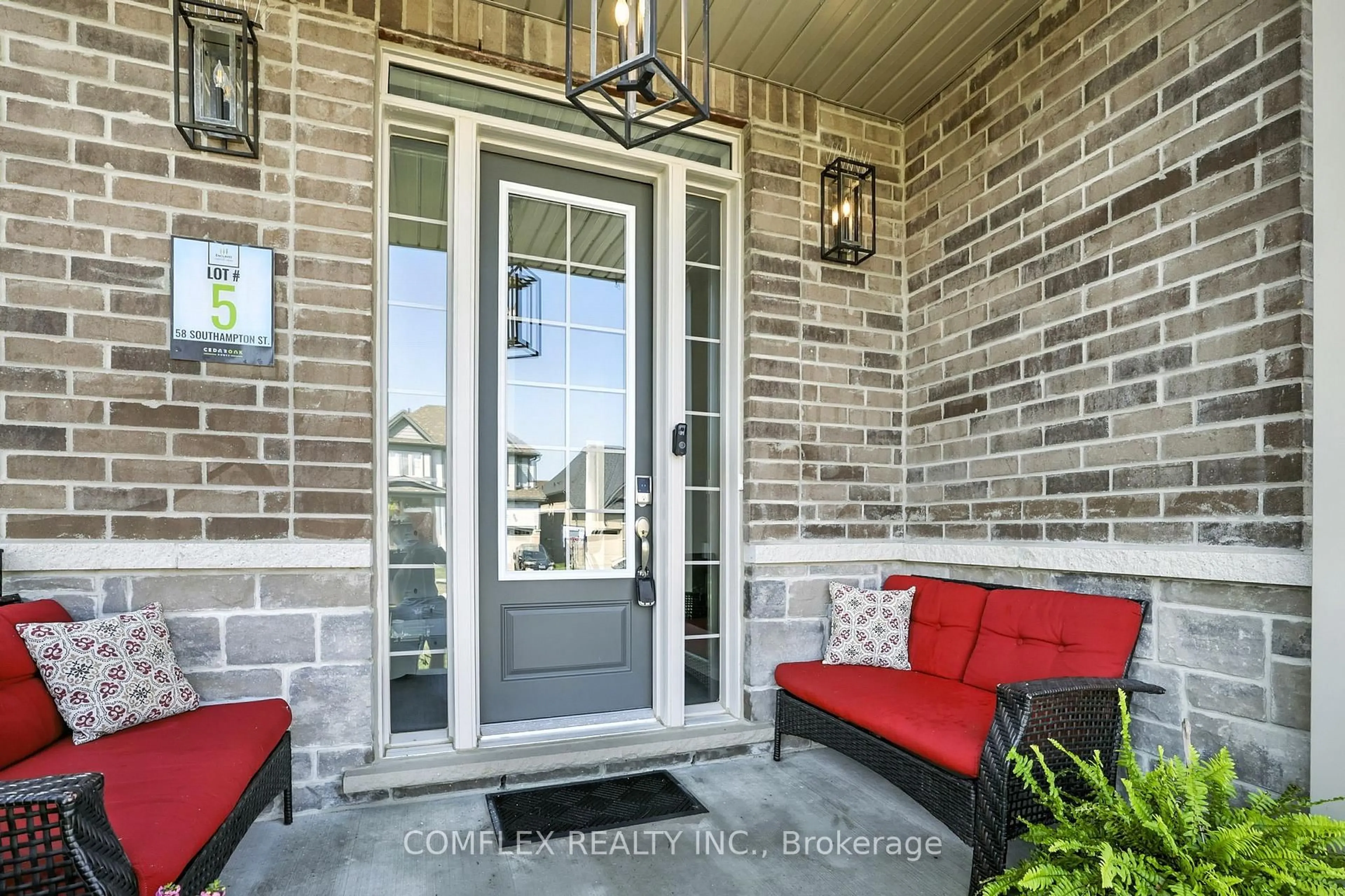 Indoor entryway for 58 Southampton St, Scugog Ontario L9L 2E5