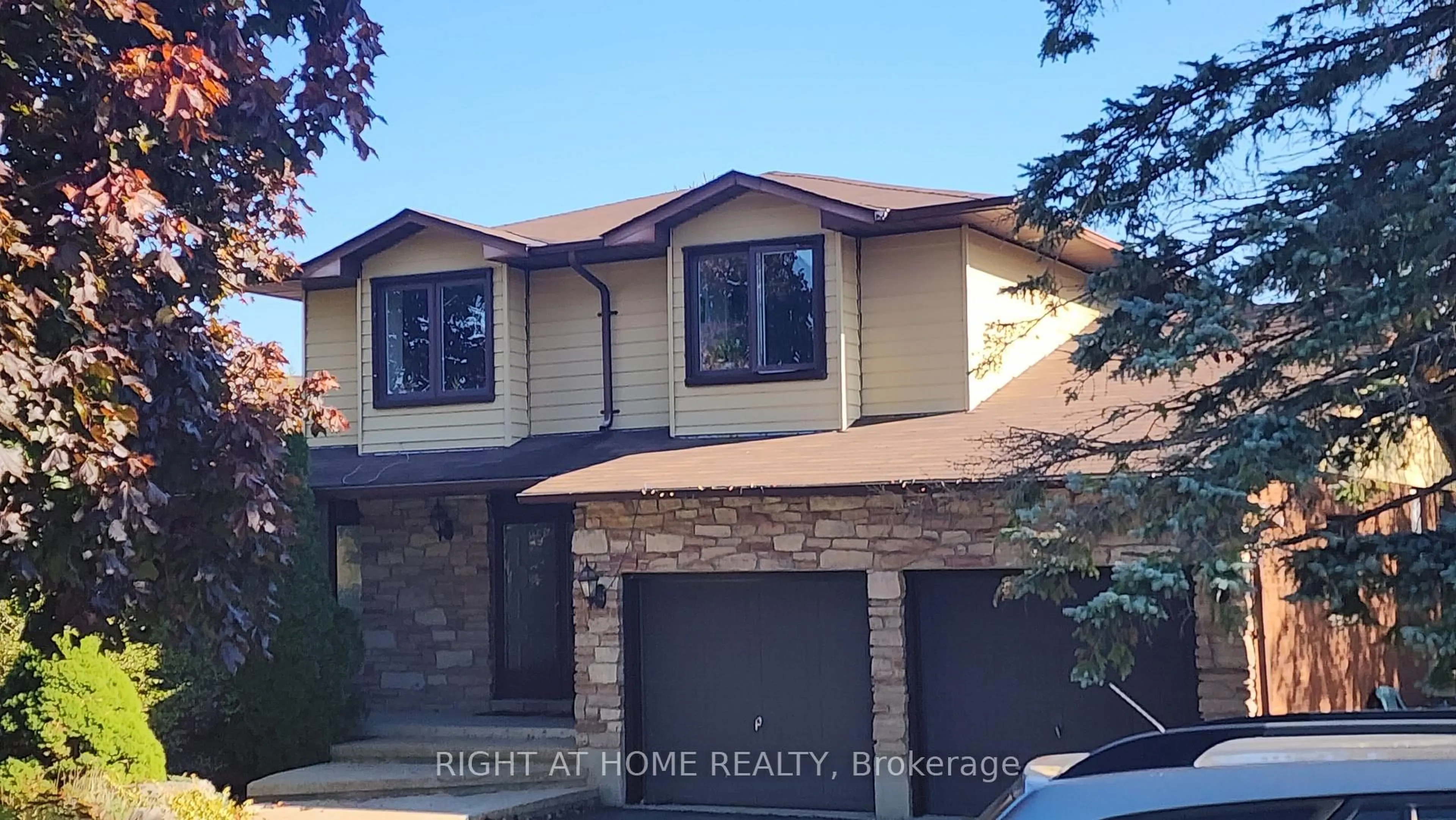 Home with vinyl exterior material, street for 2853 Bellwood Dr, Clarington Ontario L1B 0L5