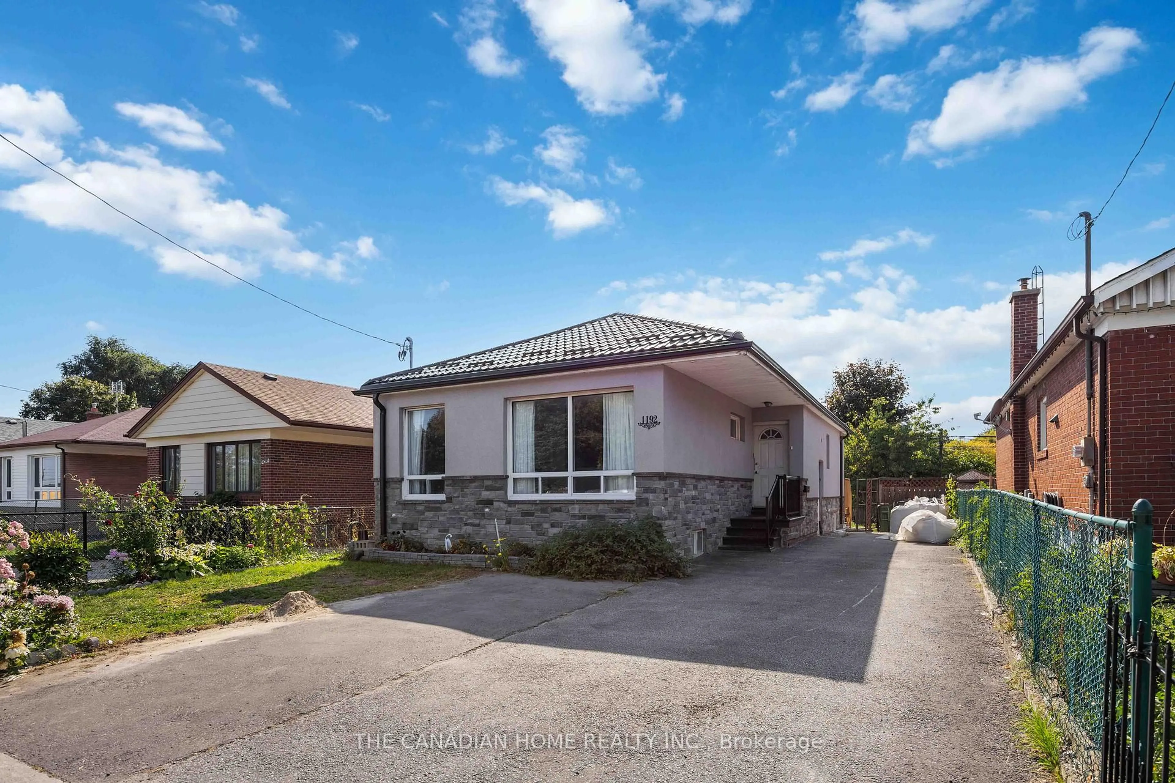 A pic from outside/outdoor area/front of a property/back of a property/a pic from drone, street for 1192 Warden Ave, Toronto Ontario M1R 2R1