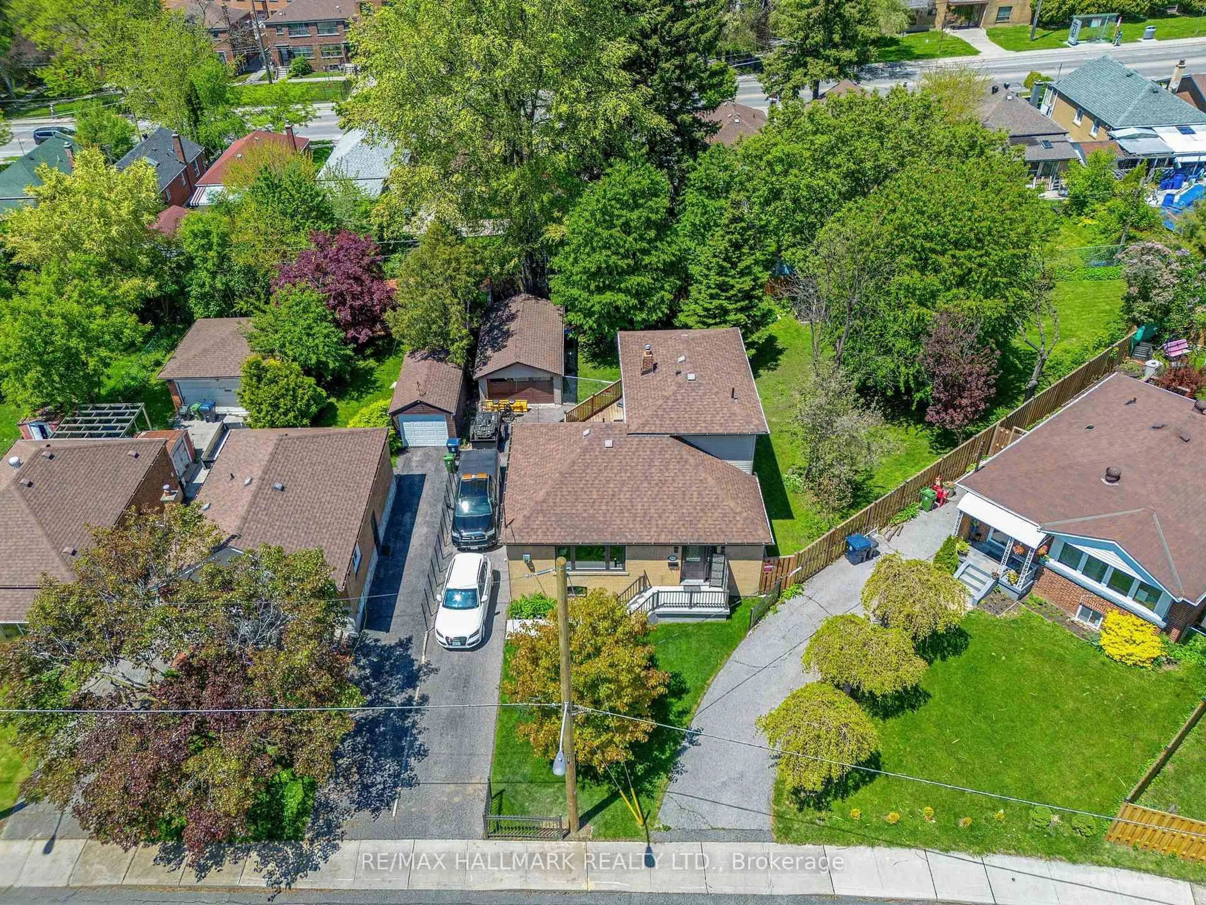 A pic from outside/outdoor area/front of a property/back of a property/a pic from drone, street for 142 Meighen Ave, Toronto Ontario M4B 2H9