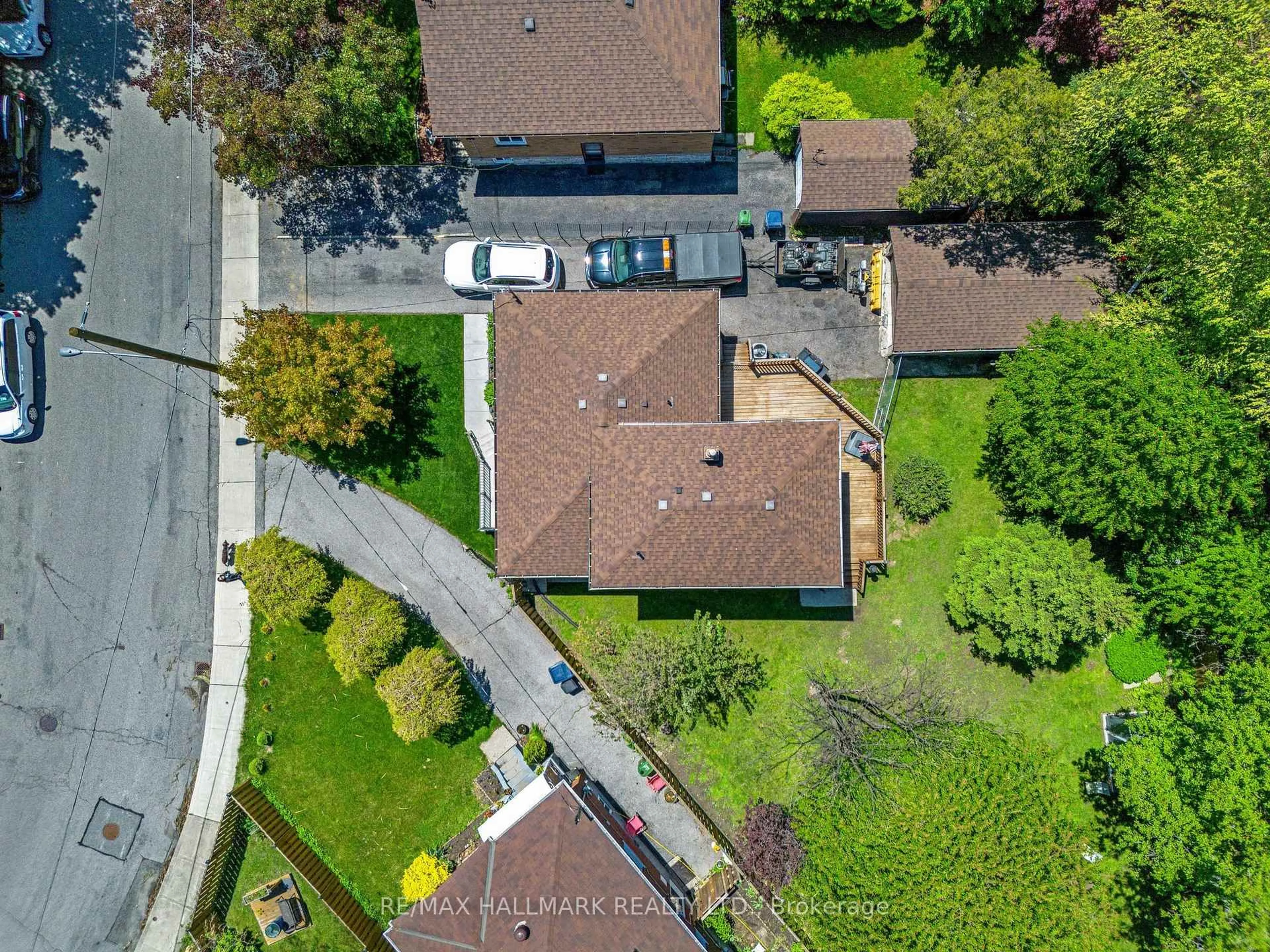A pic from outside/outdoor area/front of a property/back of a property/a pic from drone, street for 142 Meighen Ave, Toronto Ontario M4B 2H9