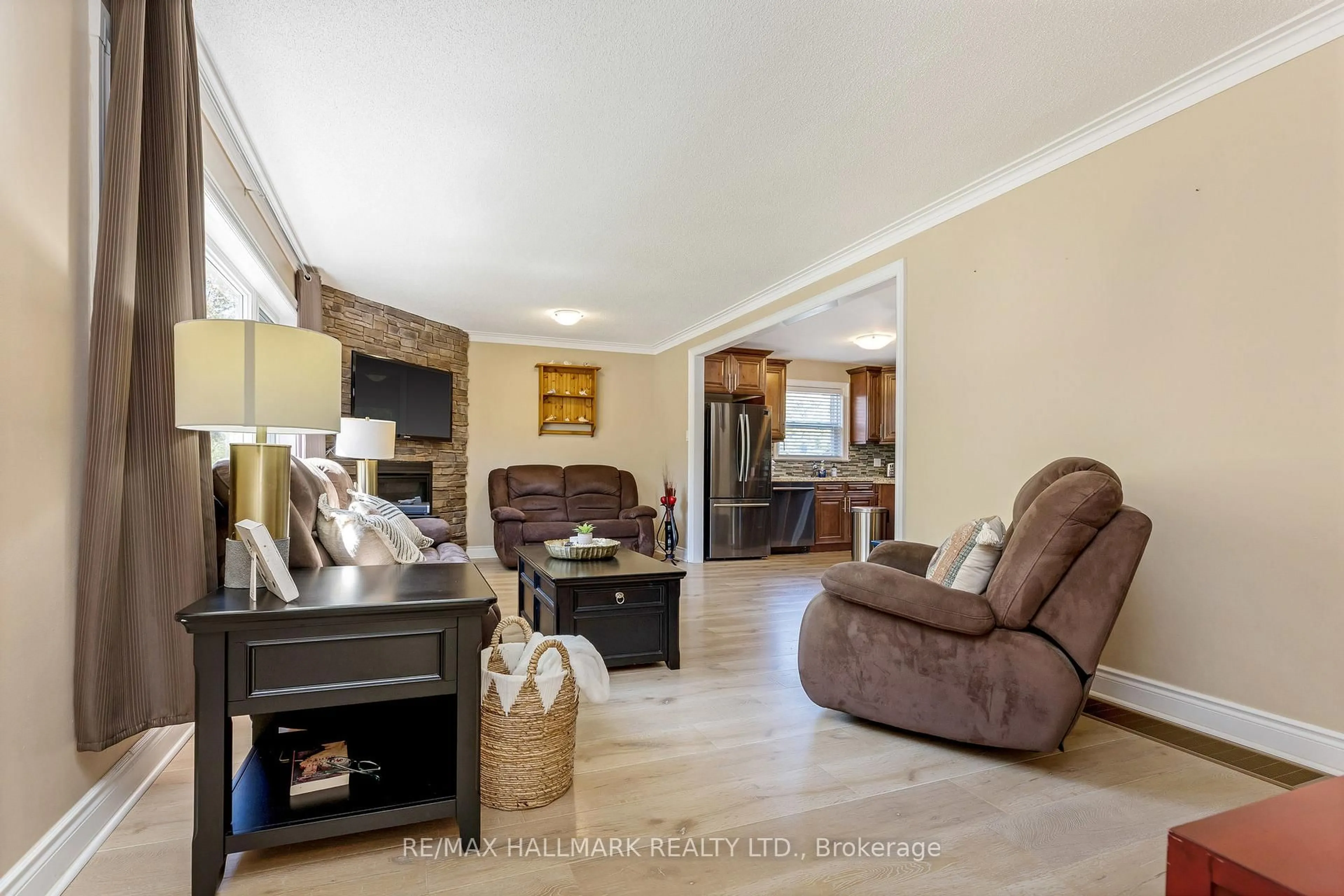 Living room with furniture, unknown for 142 Meighen Ave, Toronto Ontario M4B 2H9