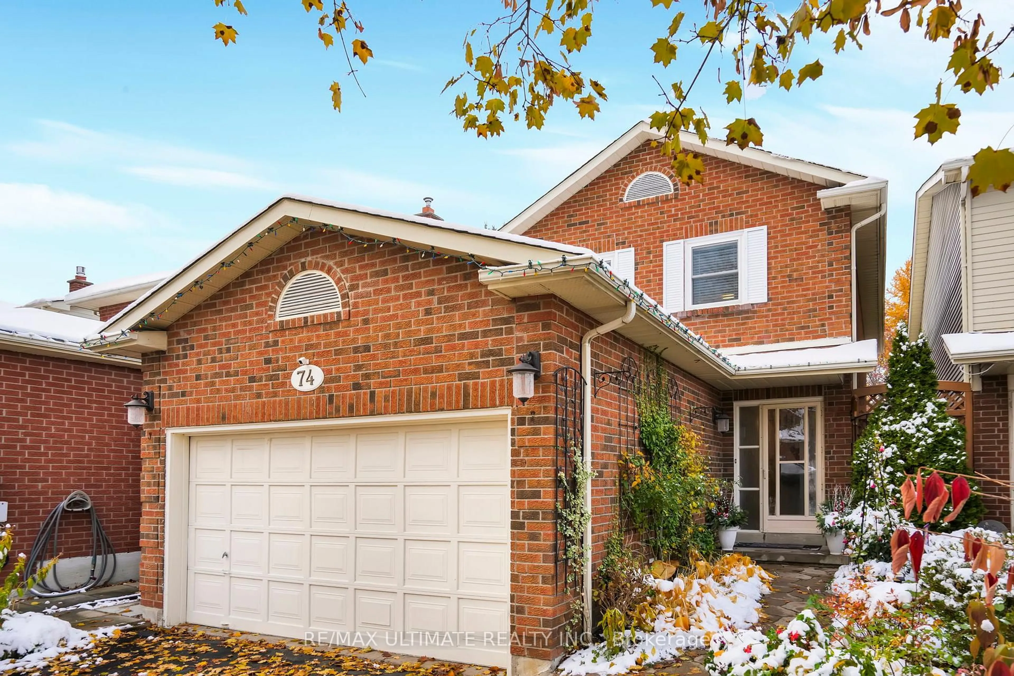 Home with brick exterior material, street for 74 Robinson Cres, Whitby Ontario L1N 6W5