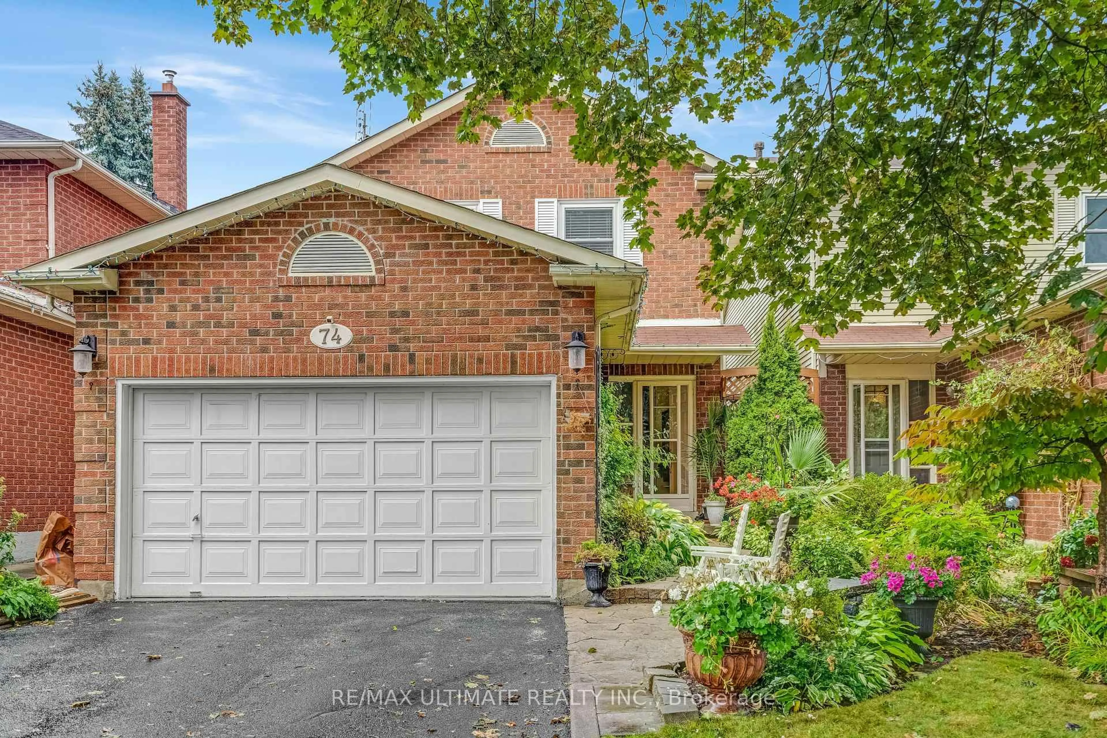 Home with brick exterior material, street for 74 Robinson Cres, Whitby Ontario L1N 6W5