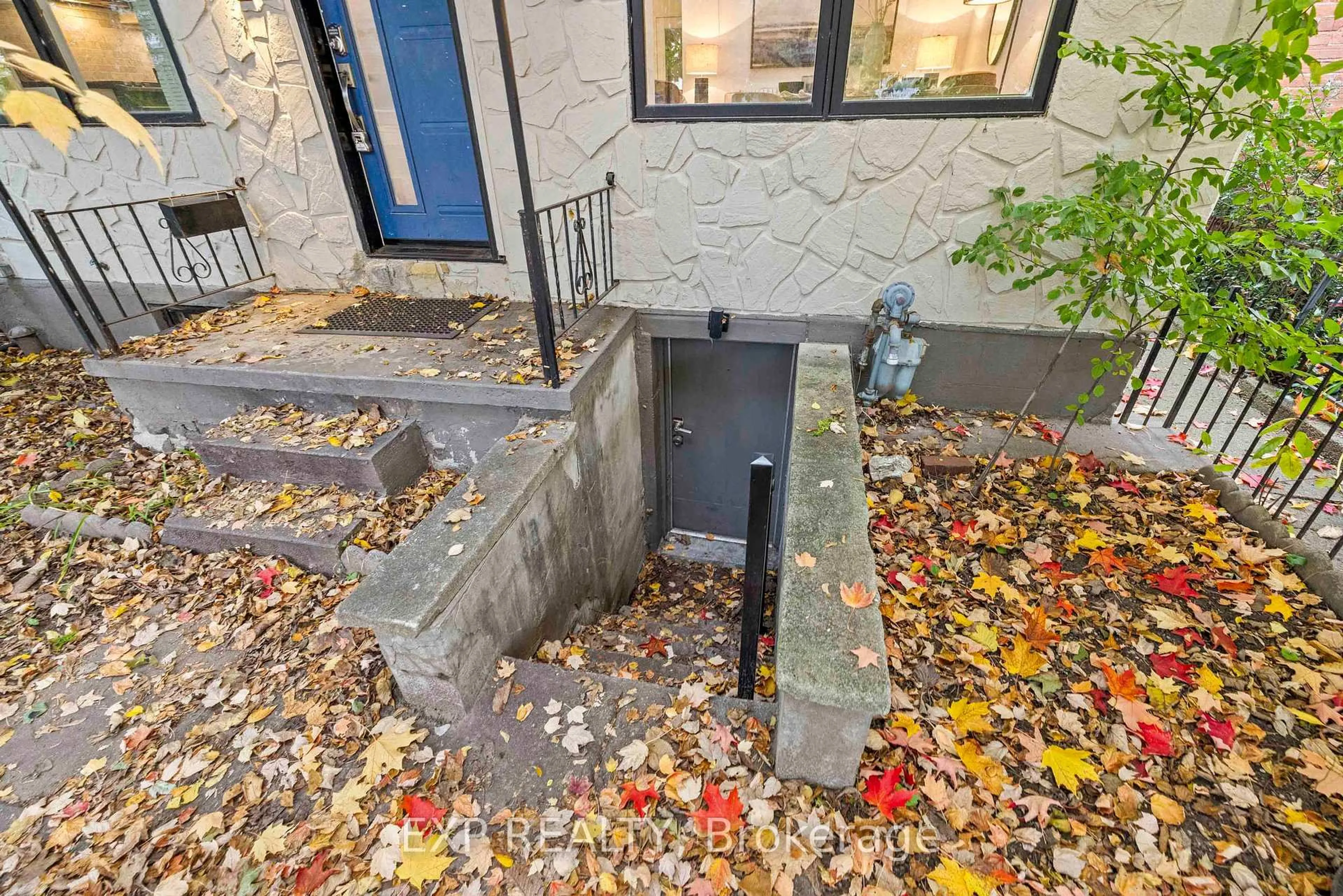 Stairs for 14 Audley Ave, Toronto Ontario M4M 1P6