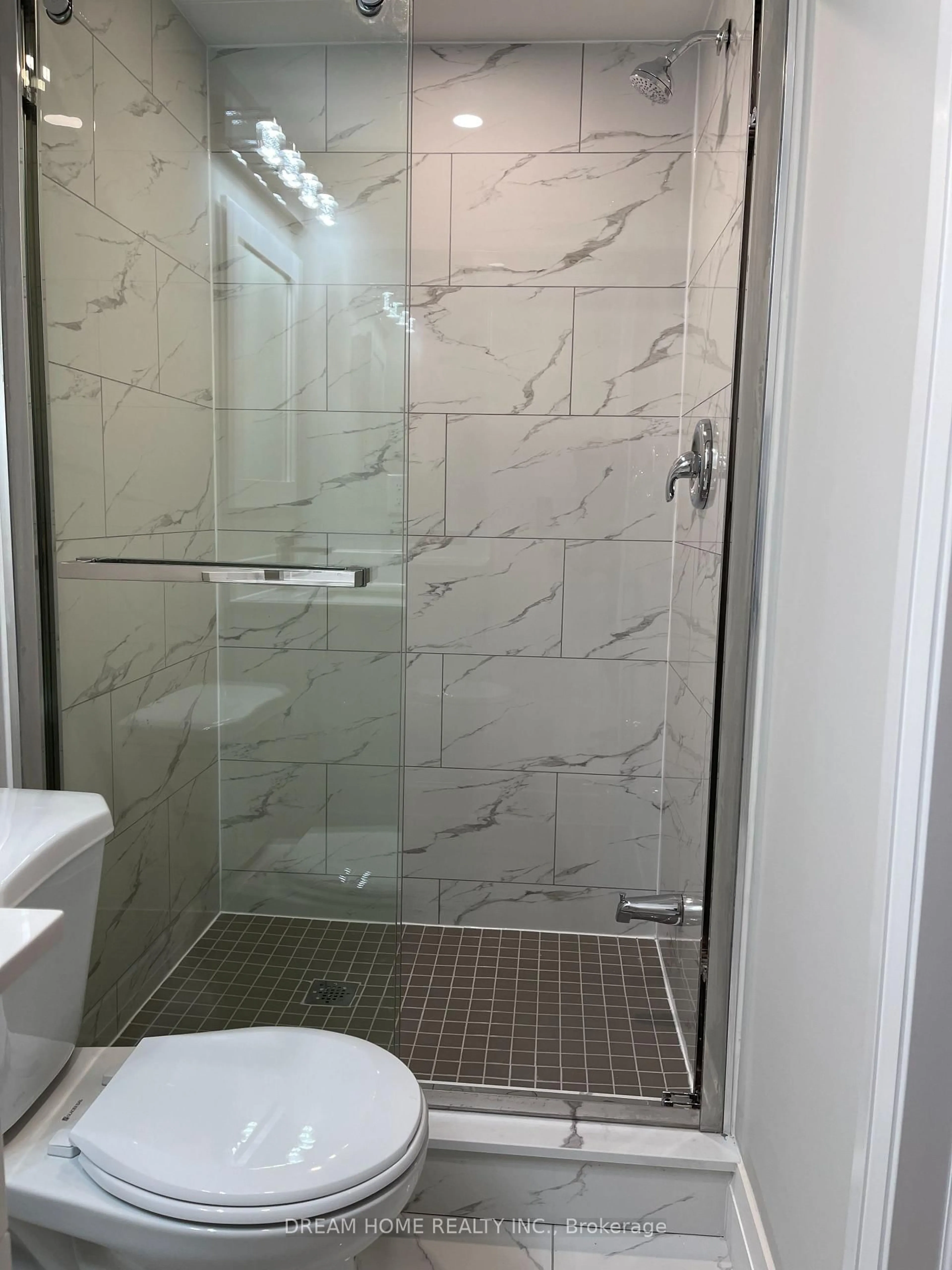 Standard bathroom, ceramic/tile floor for 11 Garden Park Ave, Toronto Ontario M1S 1Z8