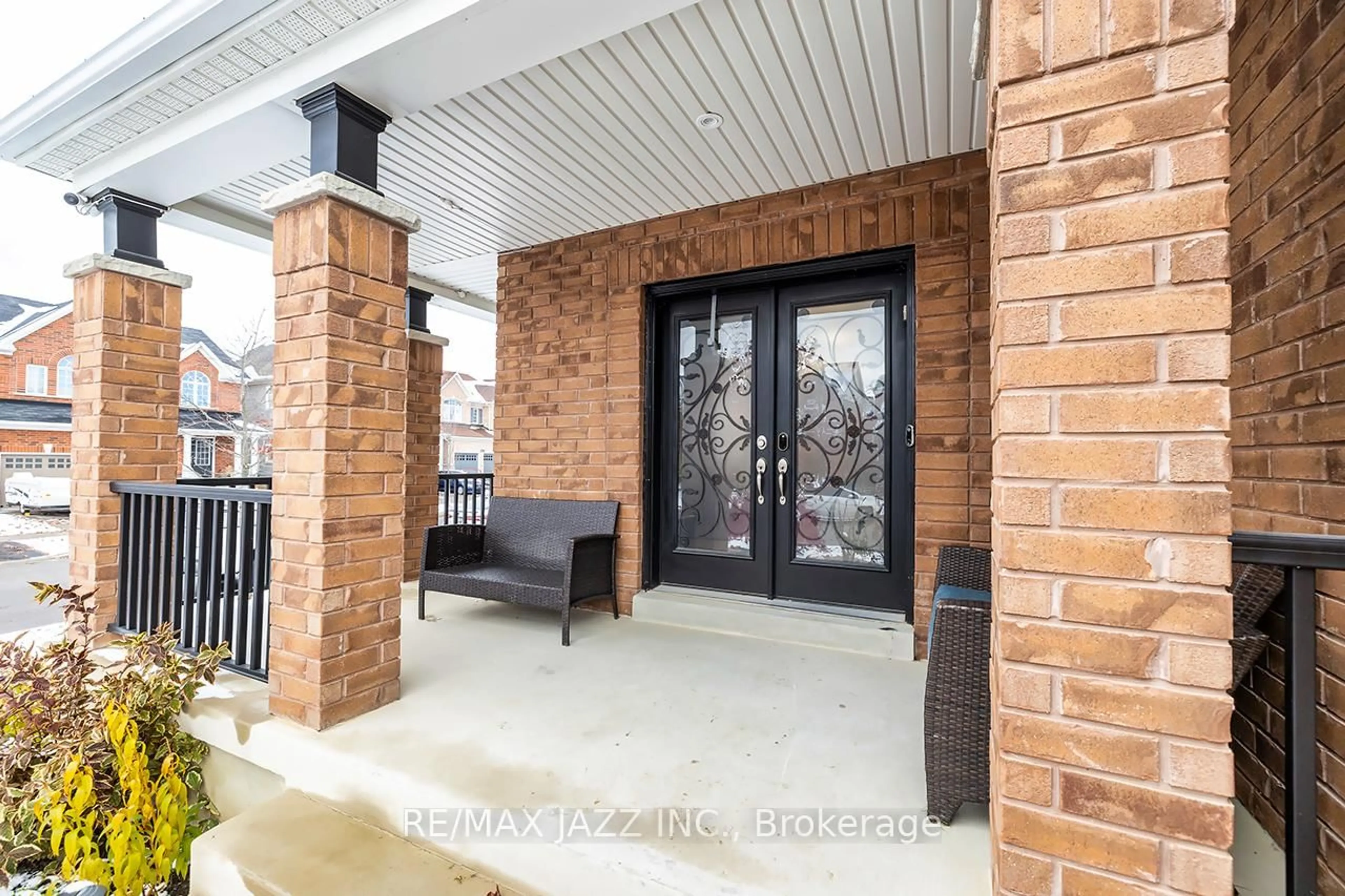 Indoor entryway for 1532 Woodstream Ave, Oshawa Ontario L1K 0V1