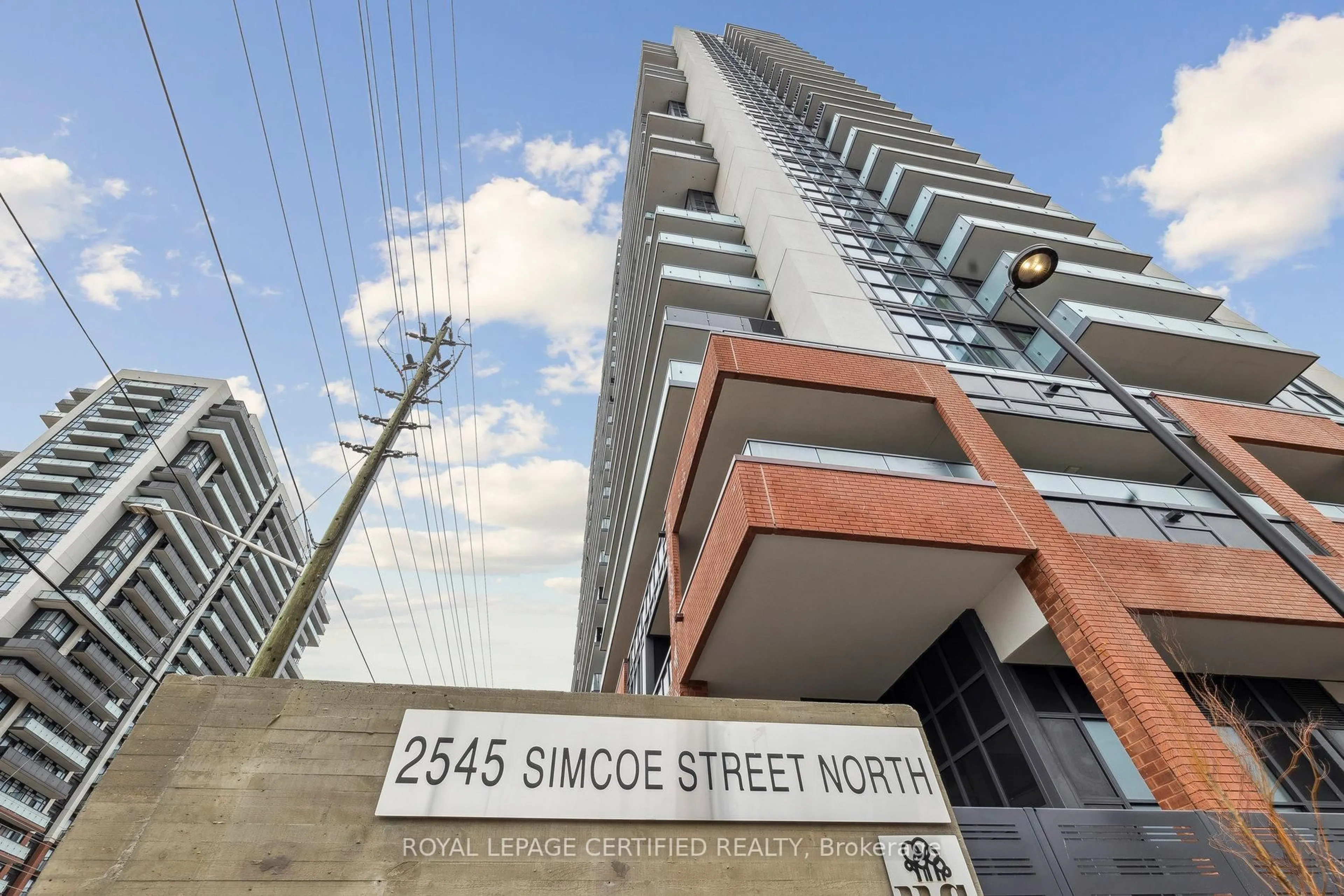 Indoor foyer for 2545 Simcoe St #1615, Oshawa Ontario L1H 7K4