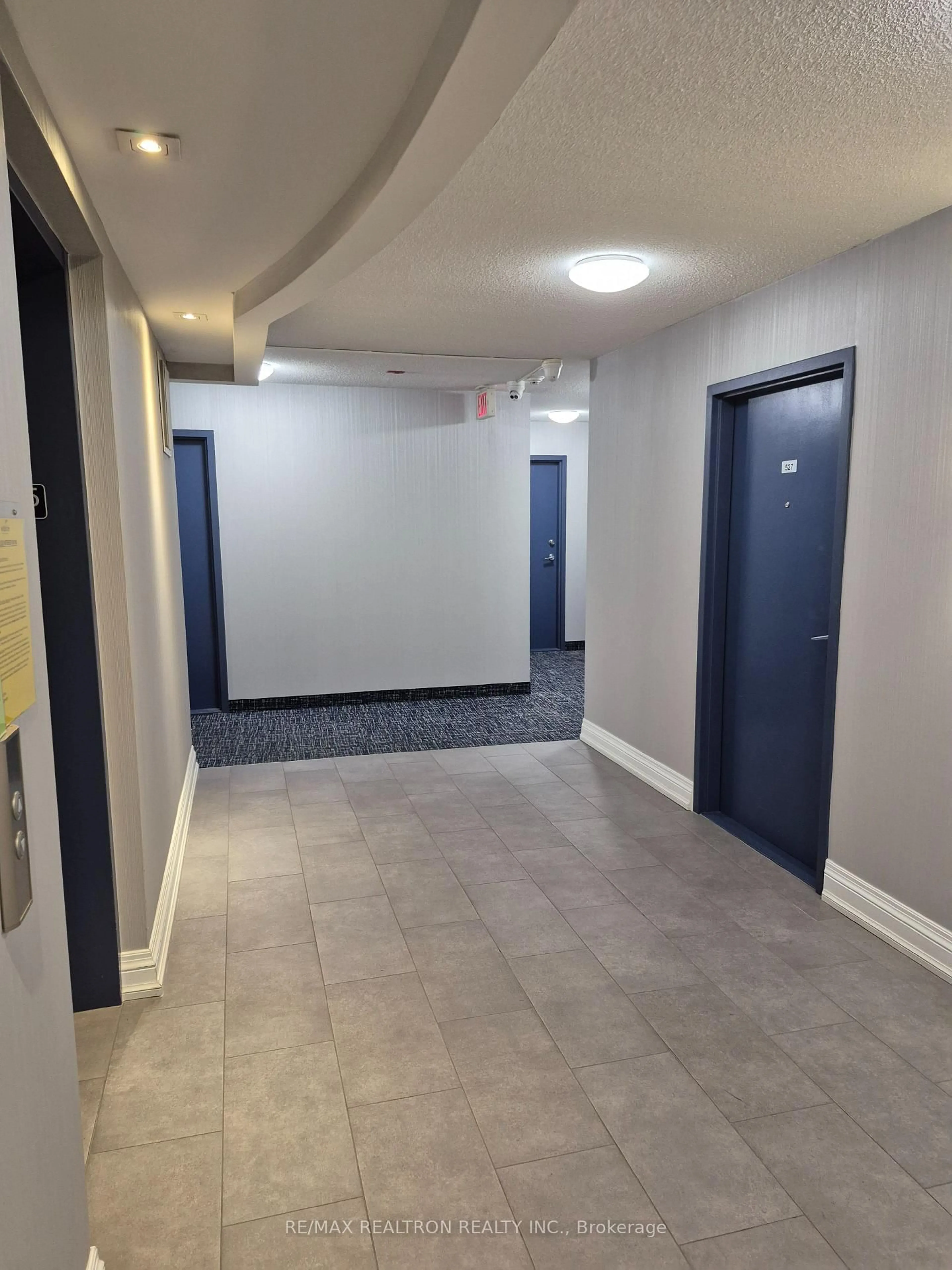 Indoor foyer for 60 Fairfax Cres #527, Toronto Ontario M1L 0E1