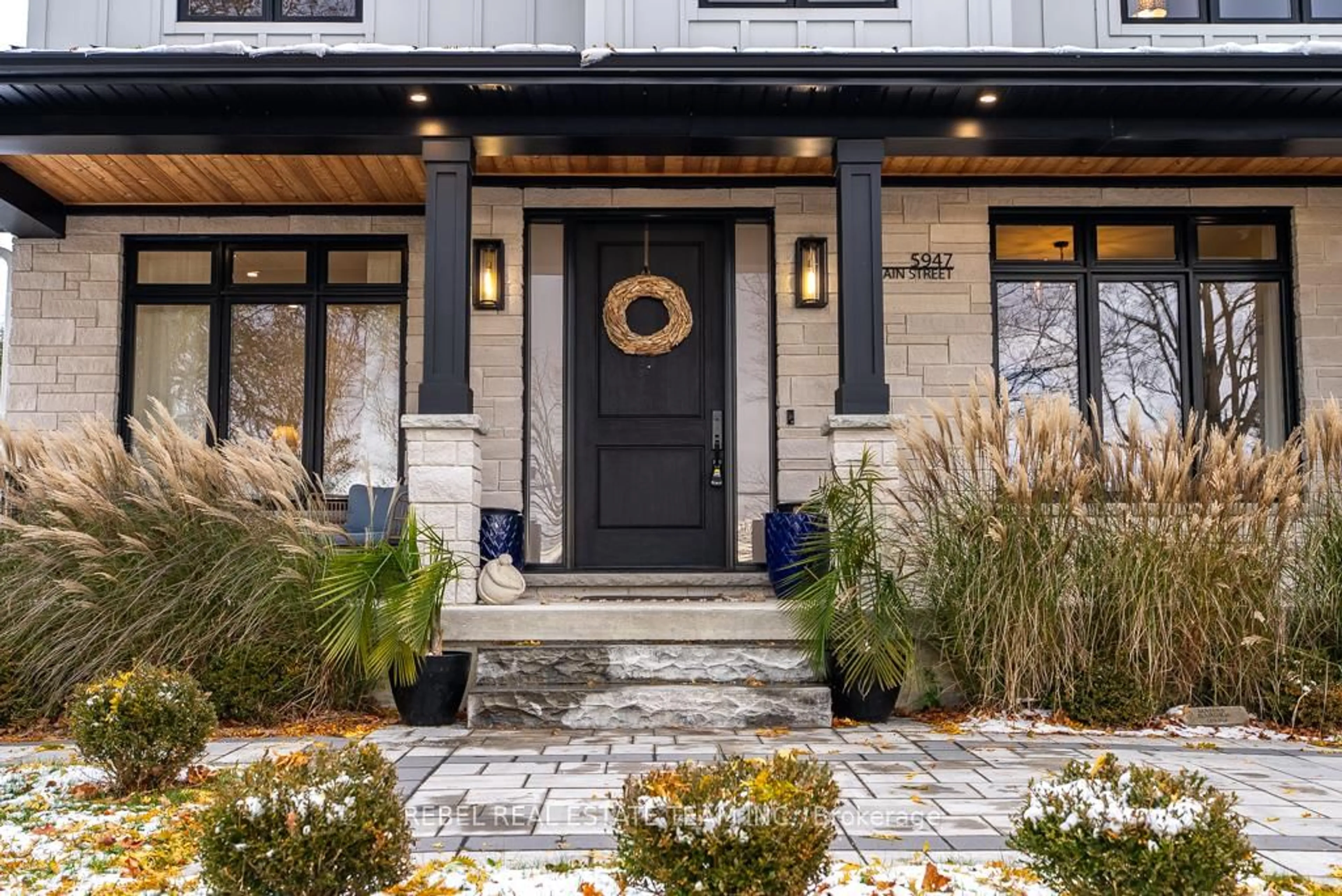 Indoor entryway for 5947 Main St, Clarington Ontario L0B 1M0