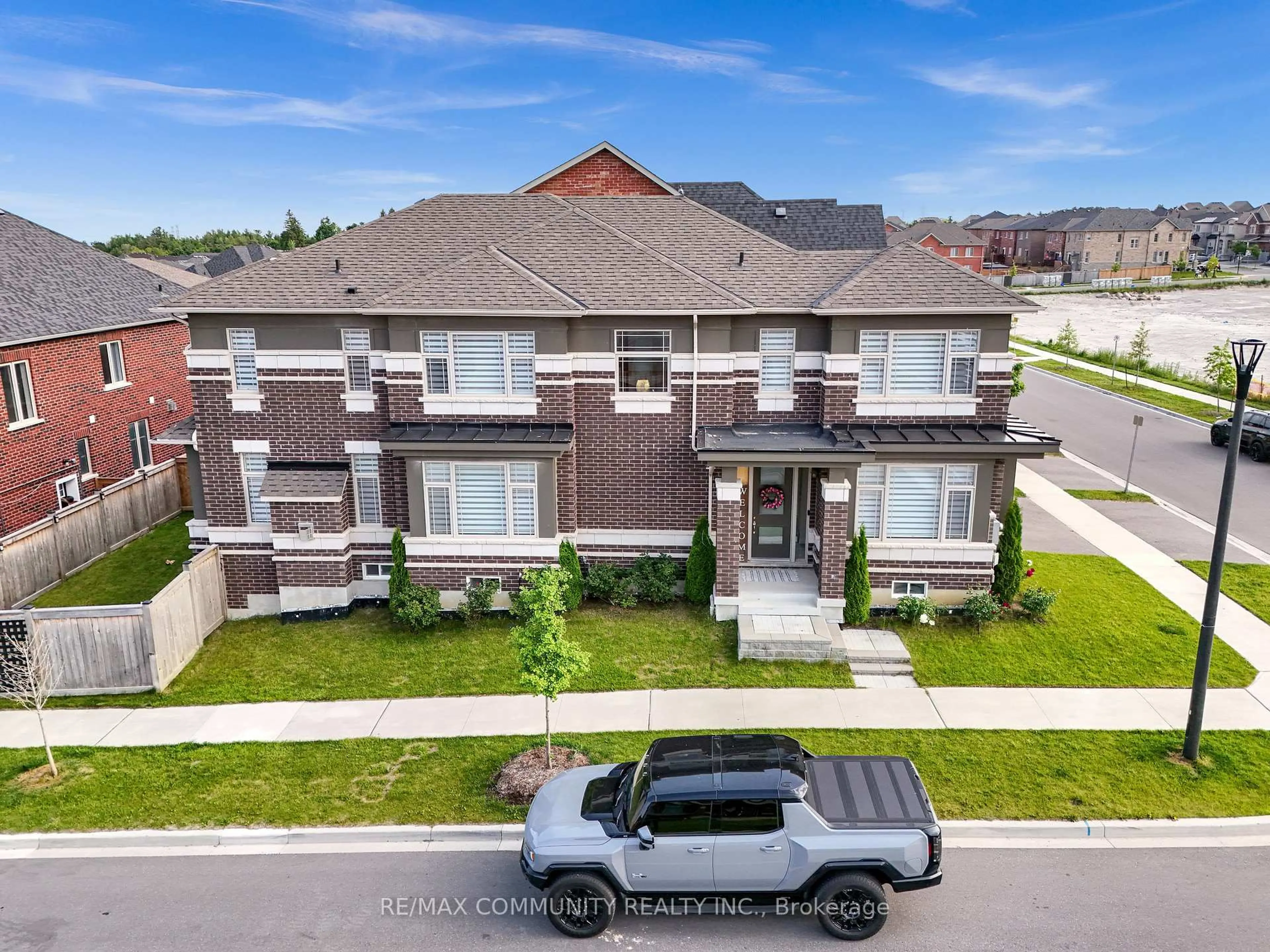 A pic from outside/outdoor area/front of a property/back of a property/a pic from drone, street for 2455 Hibiscus Dr, Pickering Ontario L1X 0H1