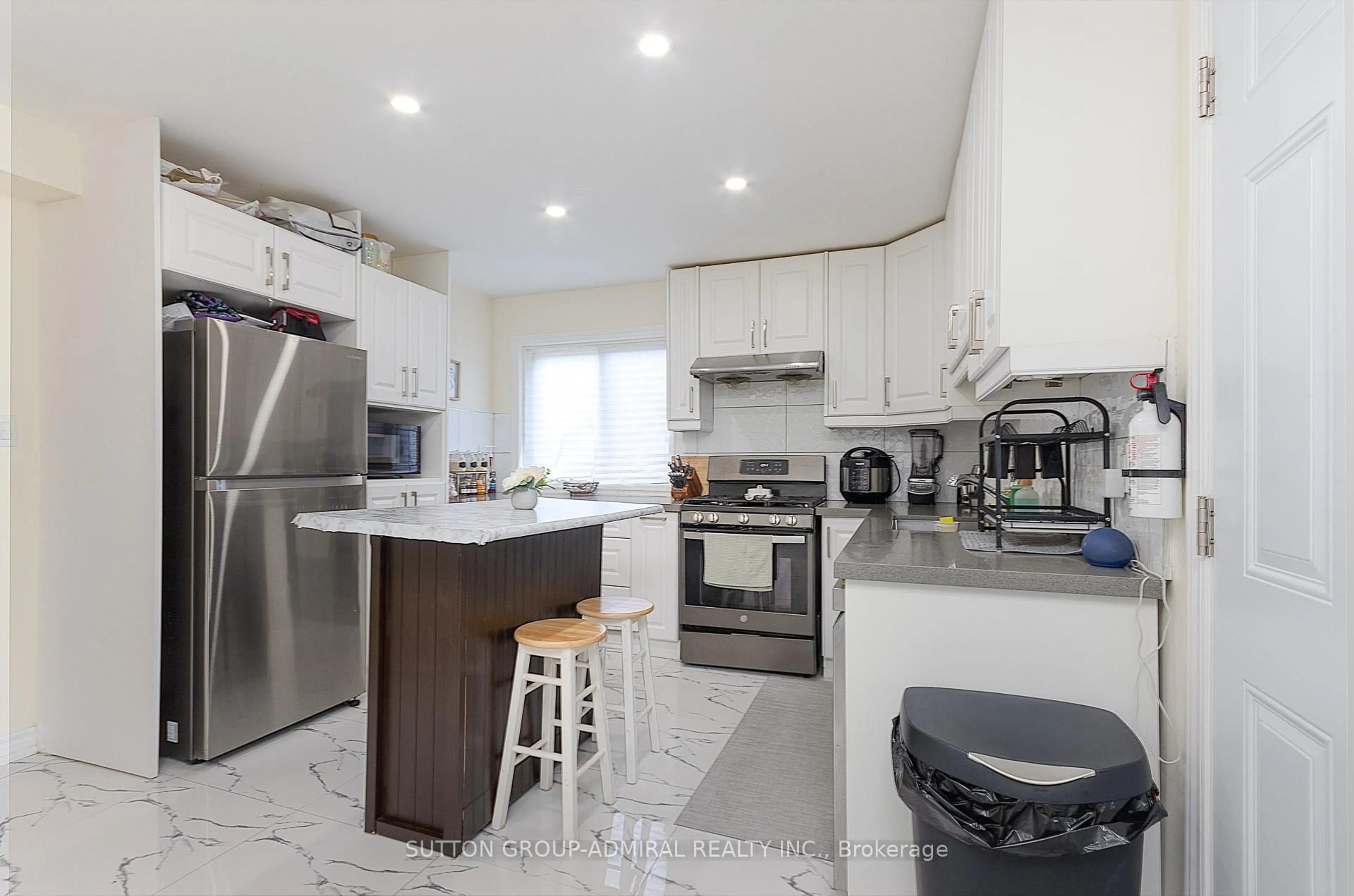 Open concept kitchen, ceramic/tile floor for 839 Modlin Rd, Pickering Ontario L1W 1V6