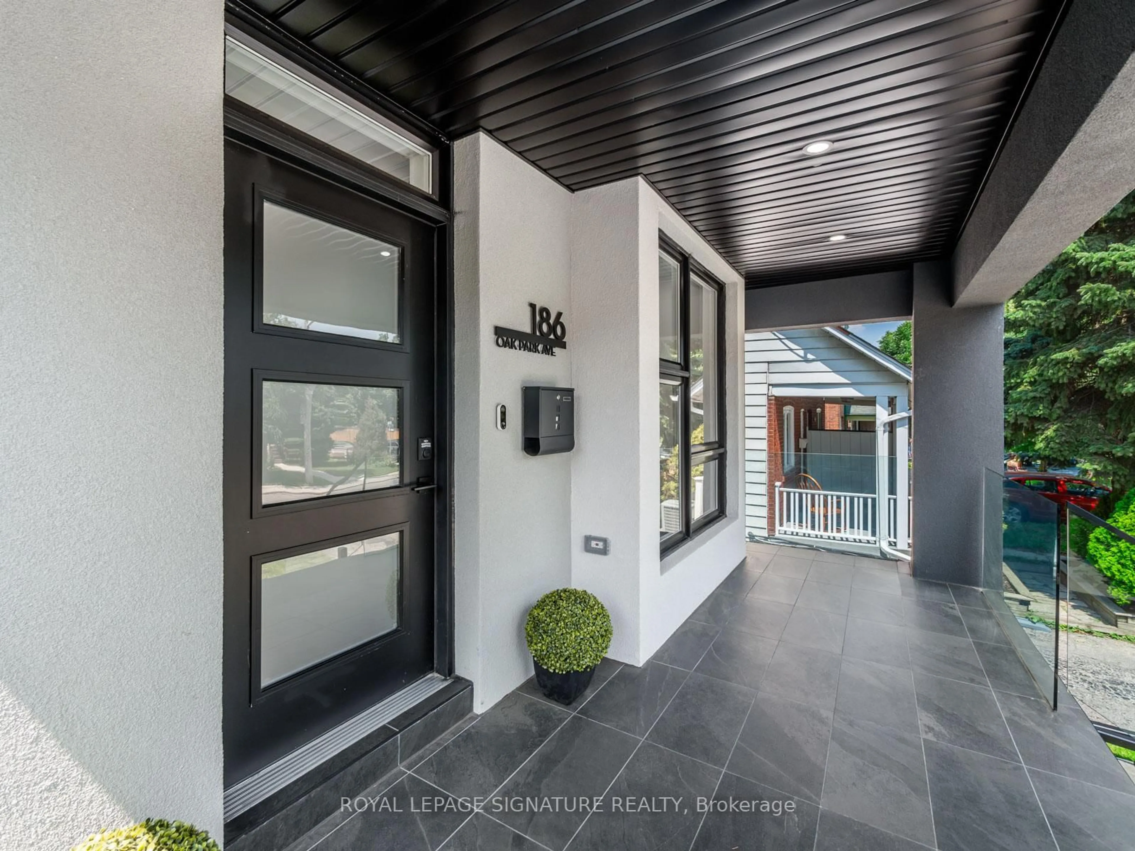 Indoor entryway for 186 Oak Park Ave, Toronto Ontario M4C 4M8