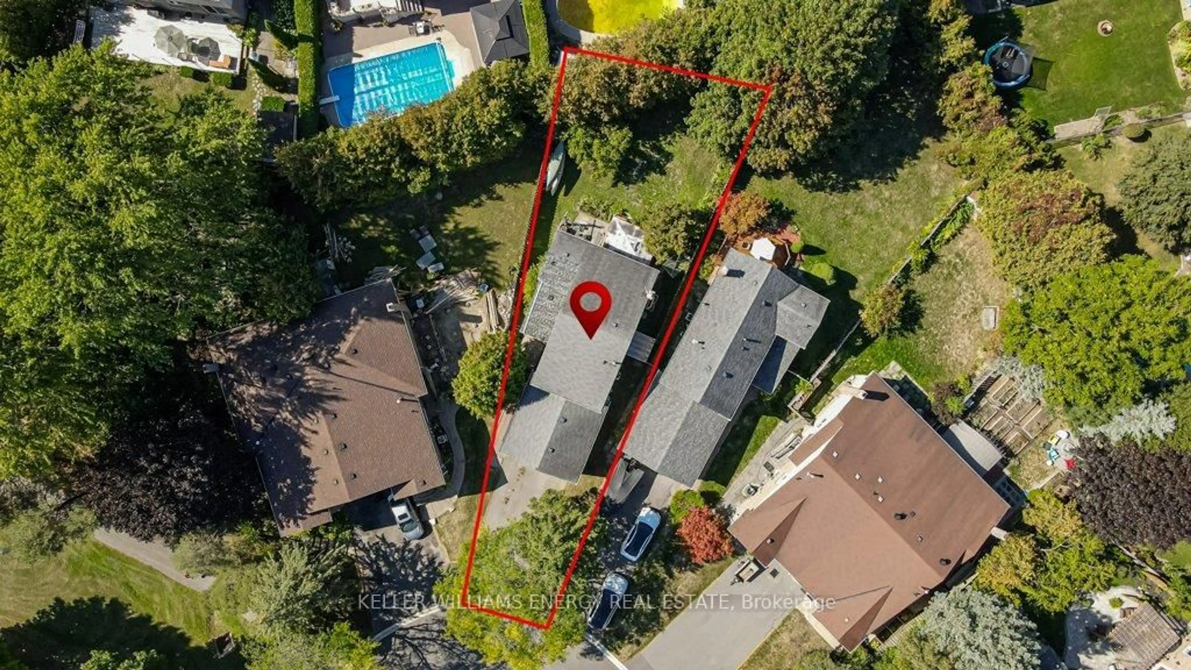A pic from outside/outdoor area/front of a property/back of a property/a pic from drone, street for 17 Barrow Crt, Whitby Ontario L1P 1E4