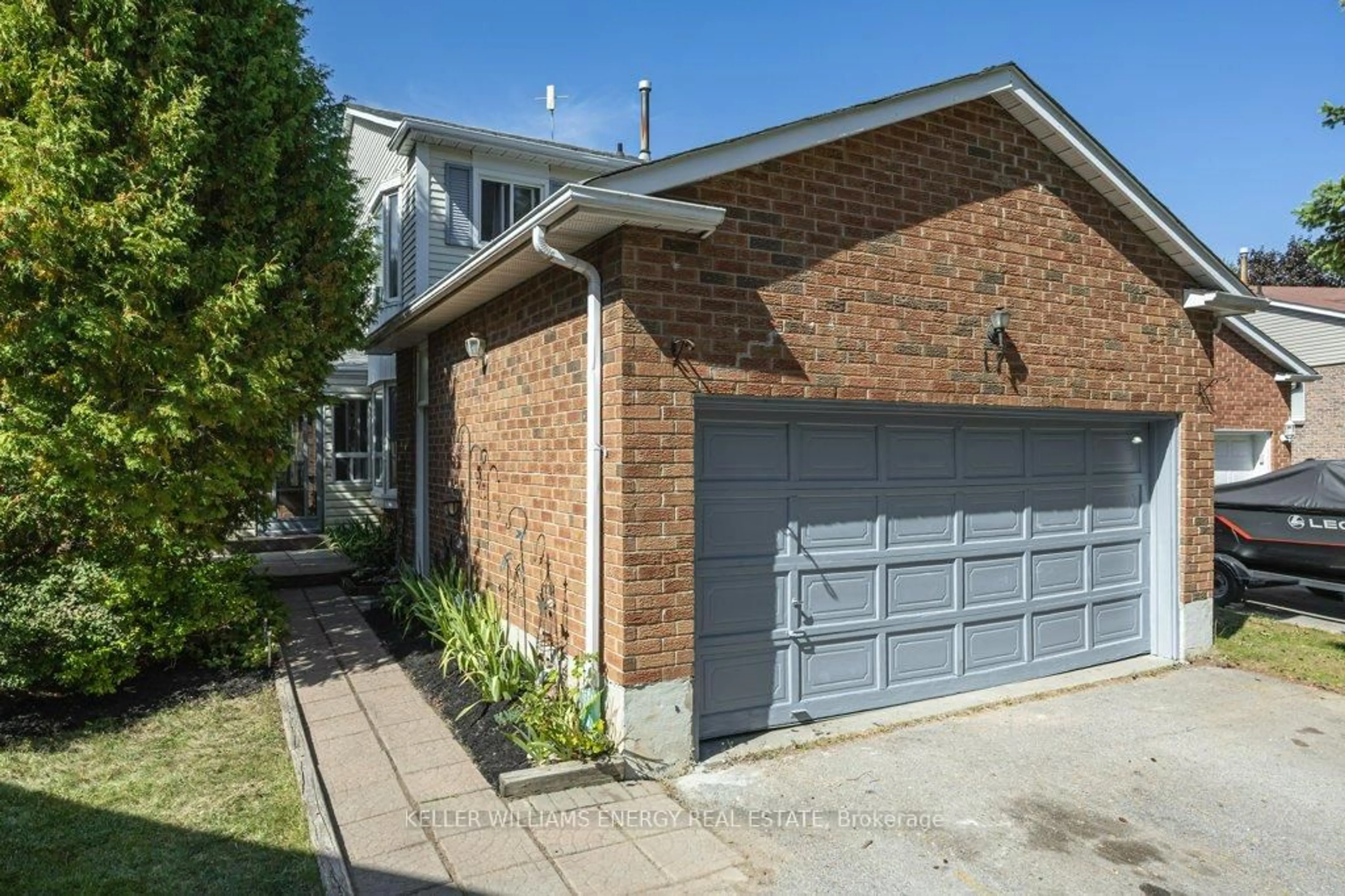 Home with brick exterior material, street for 17 Barrow Crt, Whitby Ontario L1P 1E4