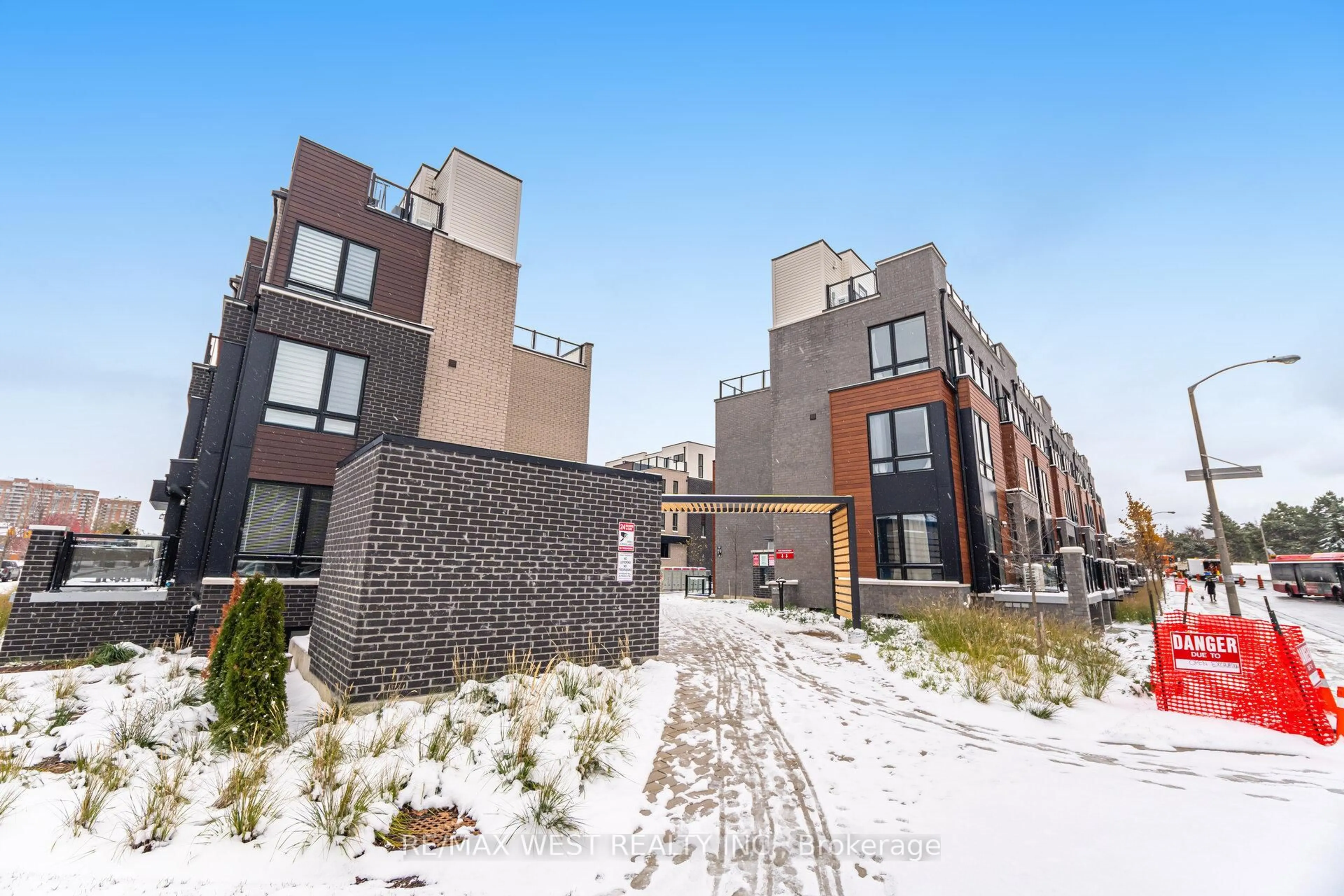 Patio, street for 165 Tapscott Rd #27, Toronto Ontario M1B 0E8