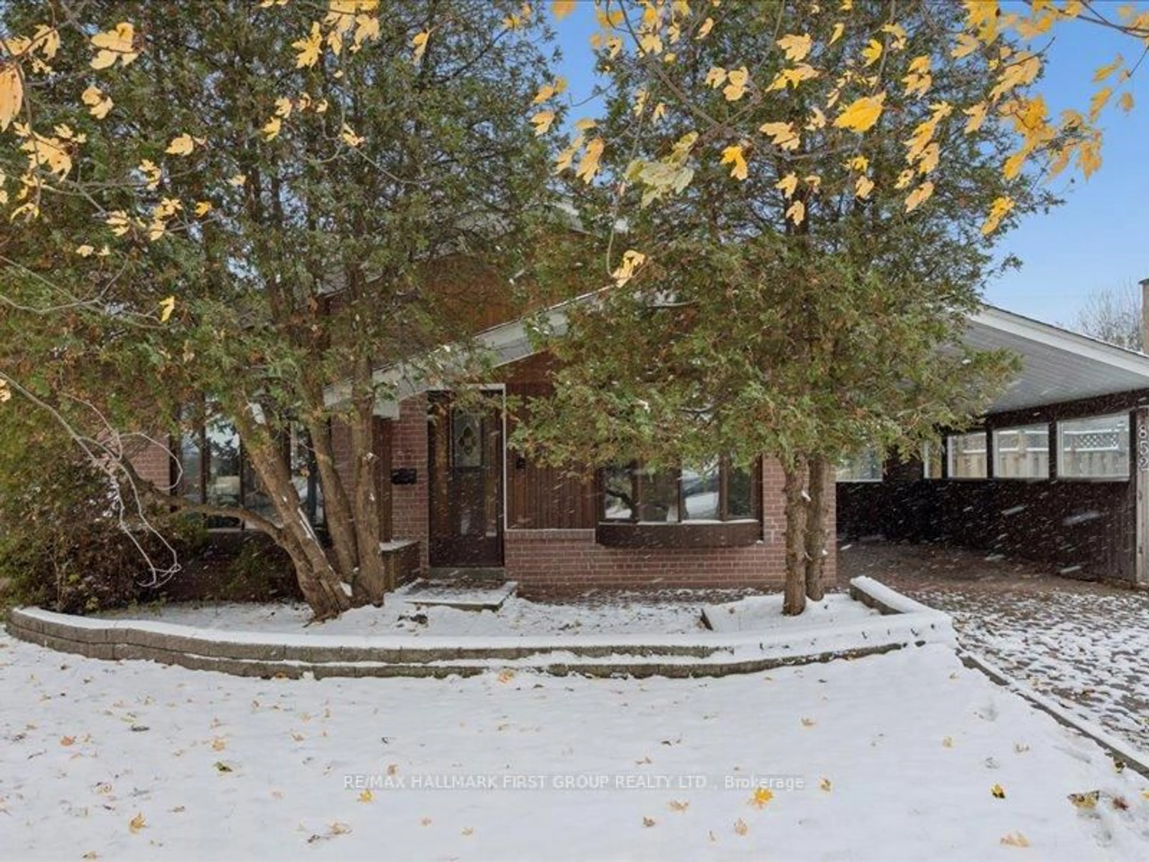 A pic from outside/outdoor area/front of a property/back of a property/a pic from drone, street for 852 Bem Ave, Pickering Ontario L1W 1X3