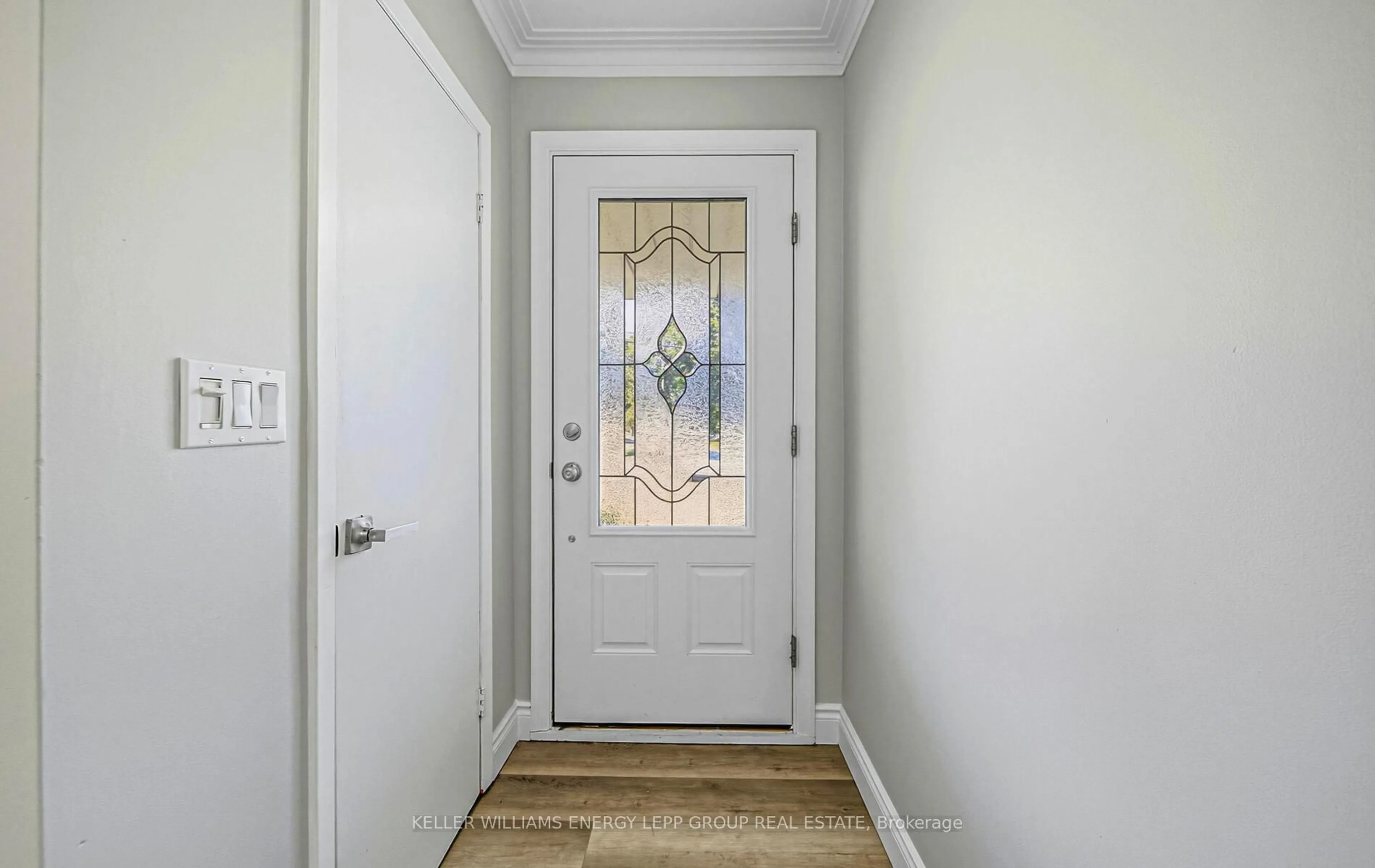 Indoor entryway for 564 Central Park Blvd, Oshawa Ontario L1G 6A4