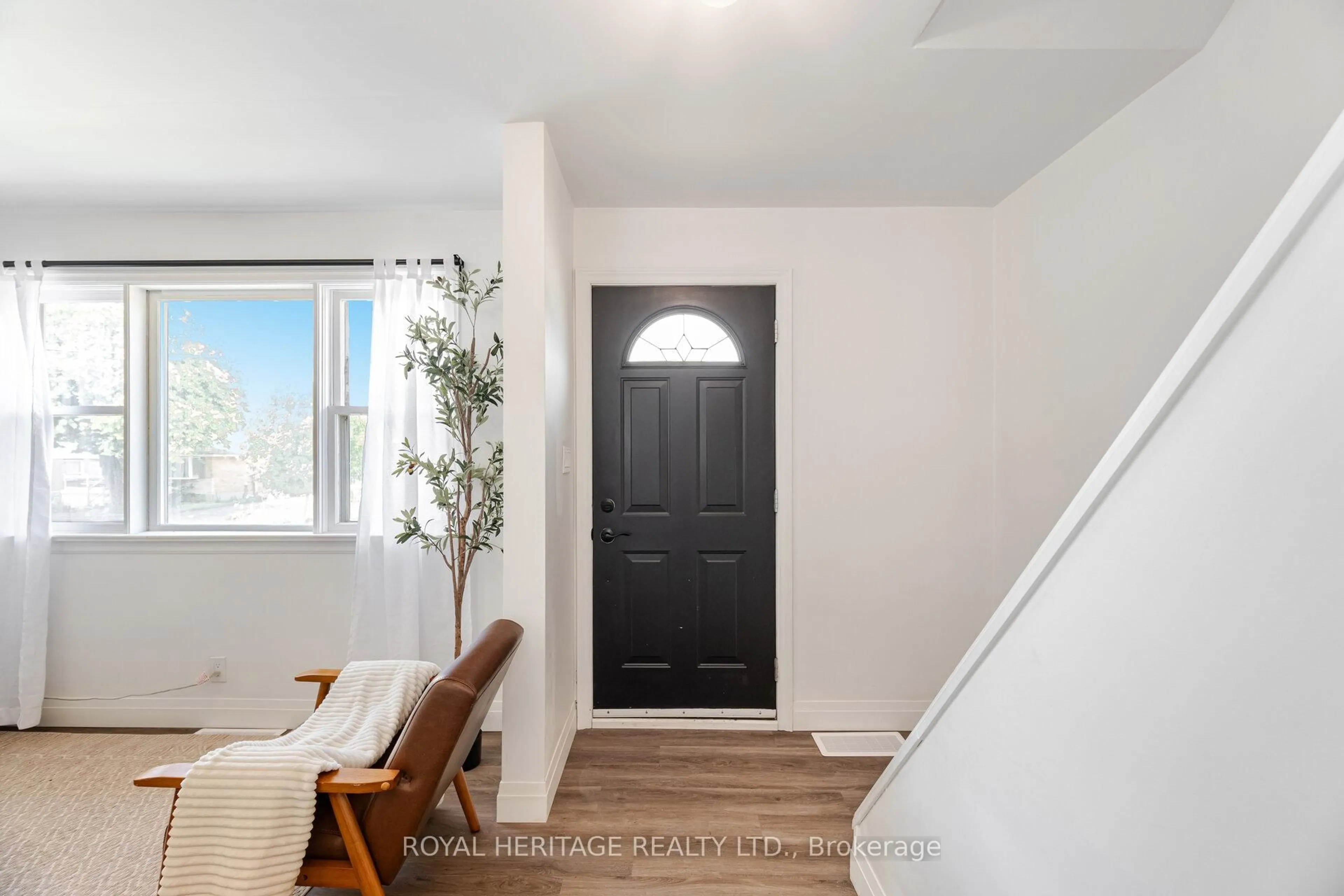 Indoor entryway for 241 Marquette Ave, Oshawa Ontario L1J 1W3