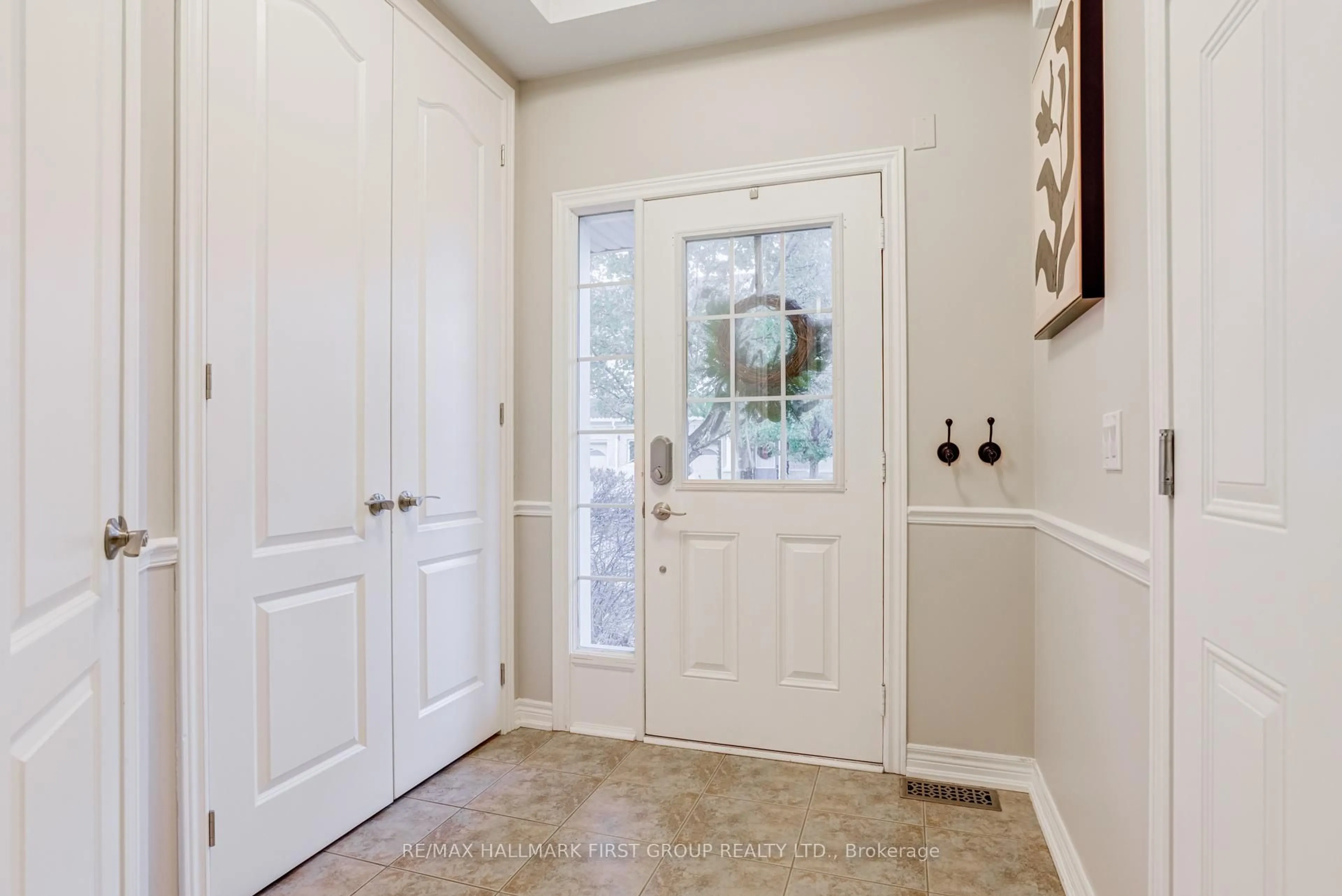 Indoor entryway for 6 Lander Cres, Clarington Ontario L1C 0L4