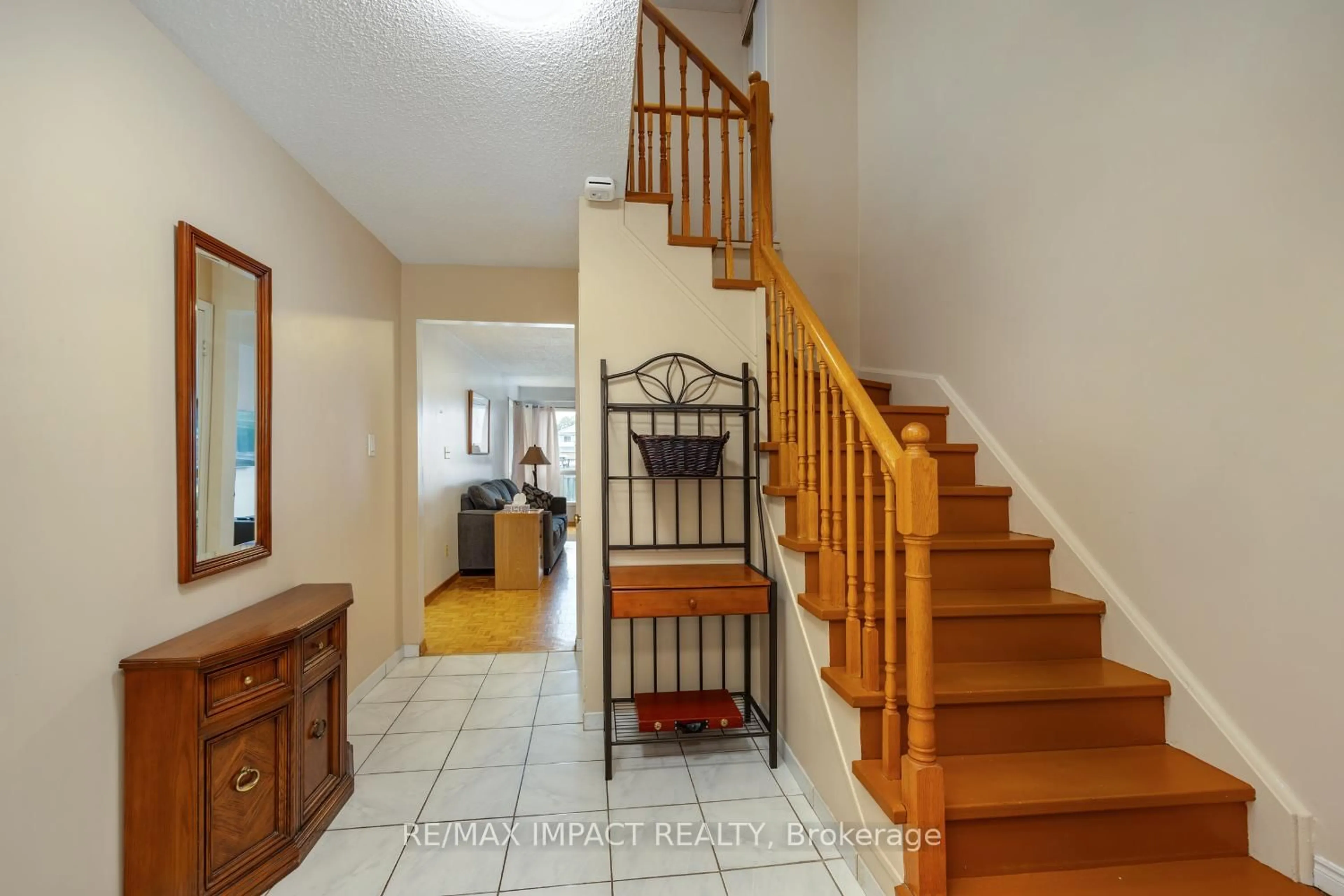 Indoor entryway for 820 Bennett Cres, Oshawa Ontario L1K 1V4