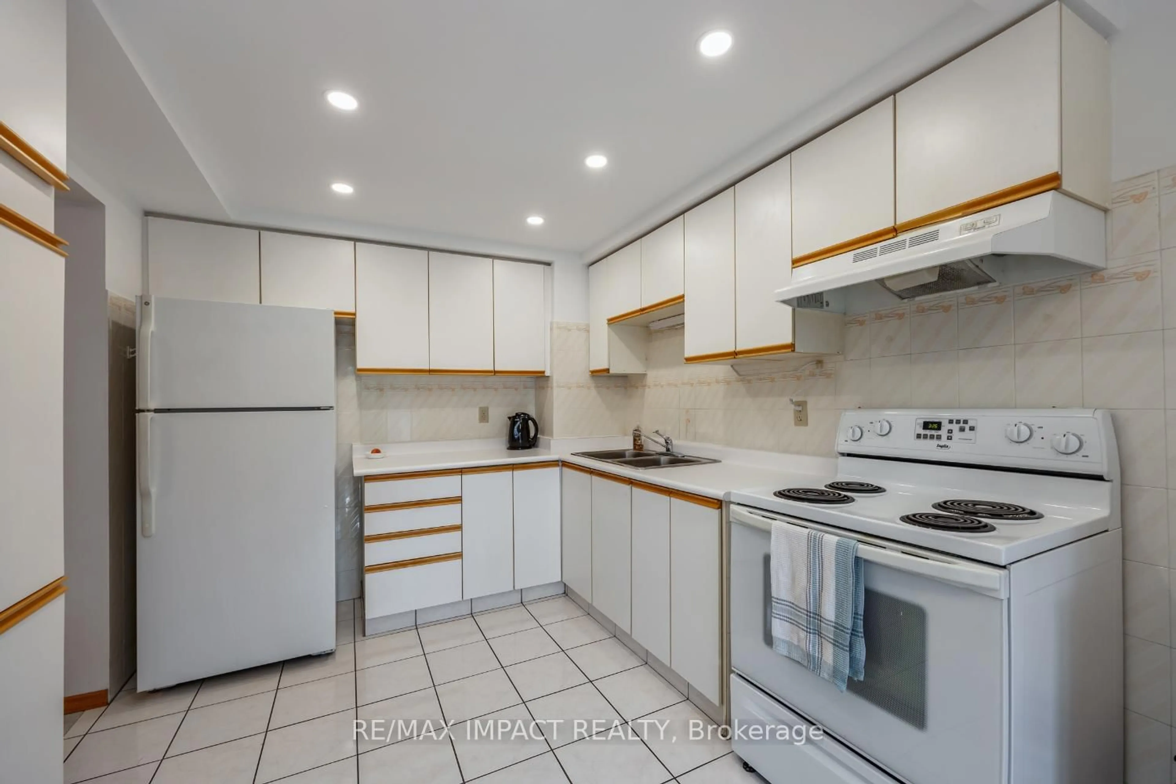 Standard kitchen, unknown for 820 Bennett Cres, Oshawa Ontario L1K 1V4