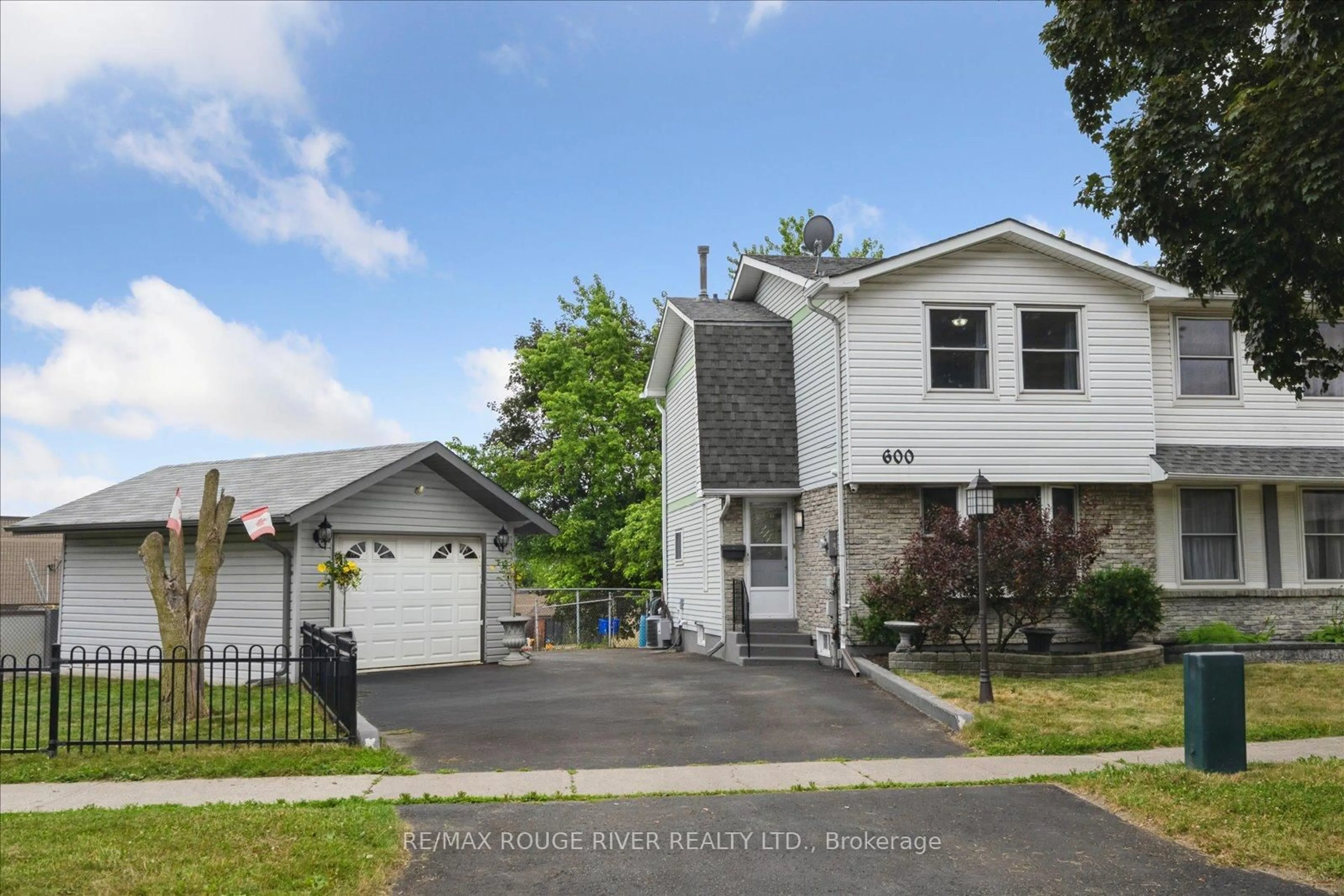 Home with vinyl exterior material, street for 600 Galahad Dr, Oshawa Ontario L1K 1M2