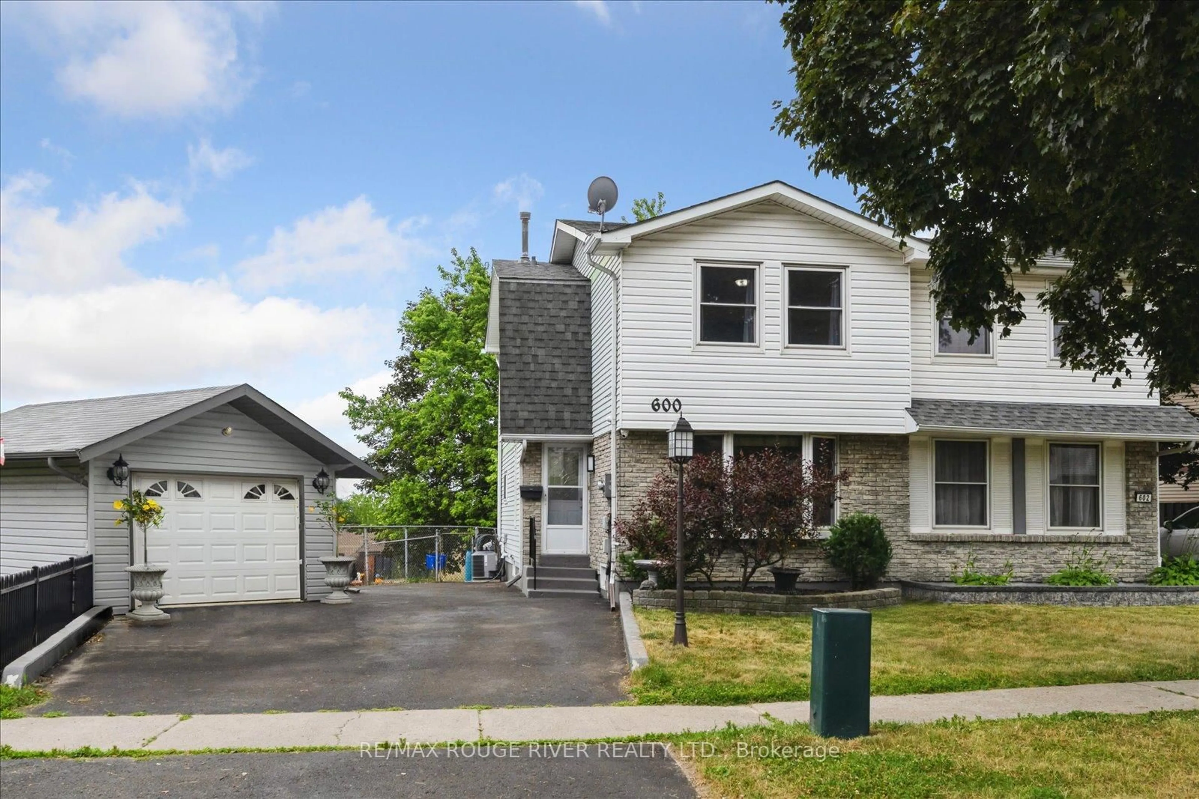 Home with vinyl exterior material, street for 600 Galahad Dr, Oshawa Ontario L1K 1M2